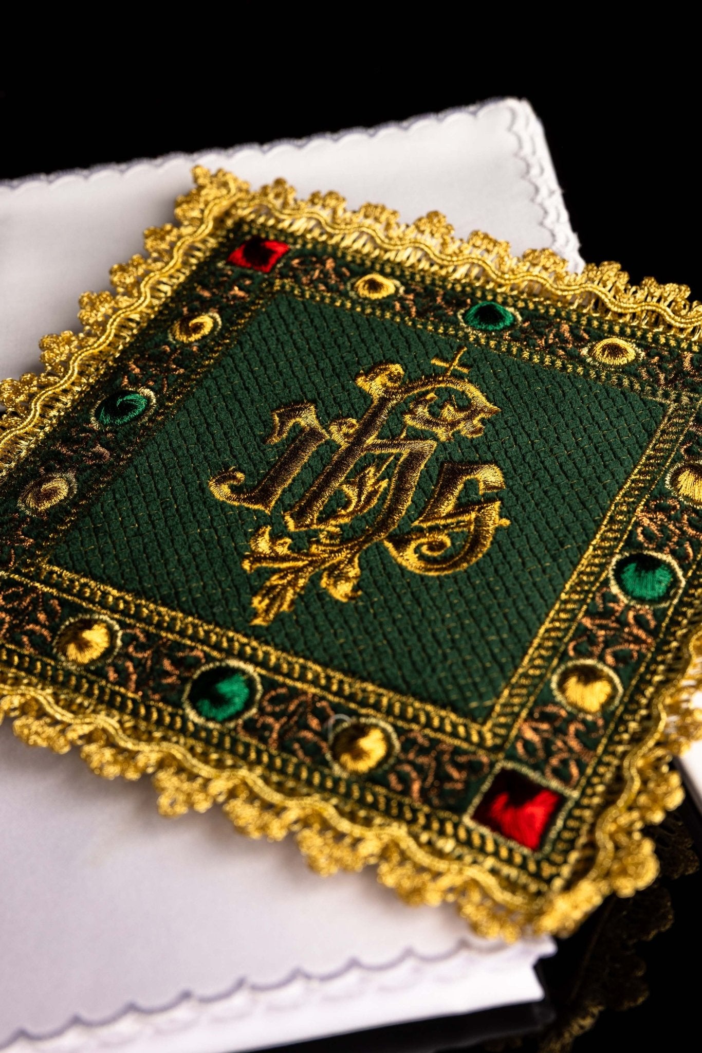 A velvet chalice set in green color with an embroidered IHS symbol S-5567-C1 - CHASUBLES.COM