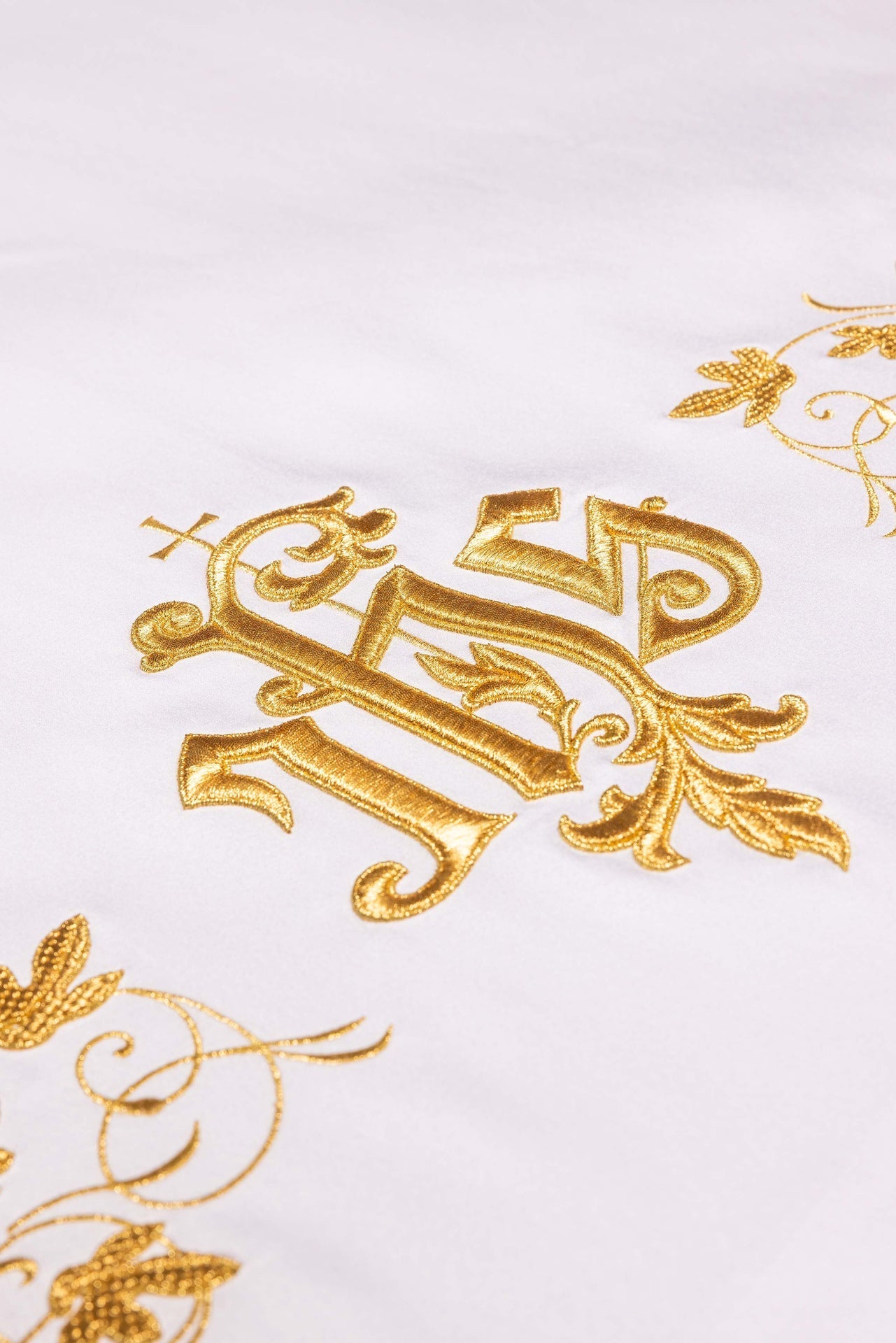 Altar cloth with an embroidered IHS symbol S-8851-04 150*300 - CHASUBLES.COM