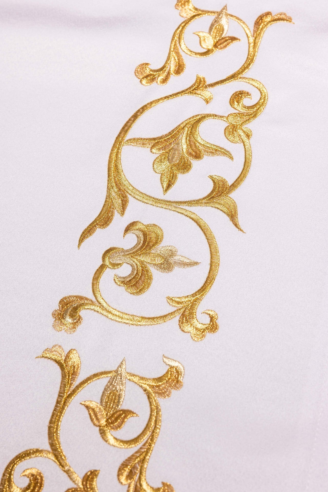 Altar cloth with an embroidered IHS symbol S-8859-04 150*300 - CHASUBLES.COM