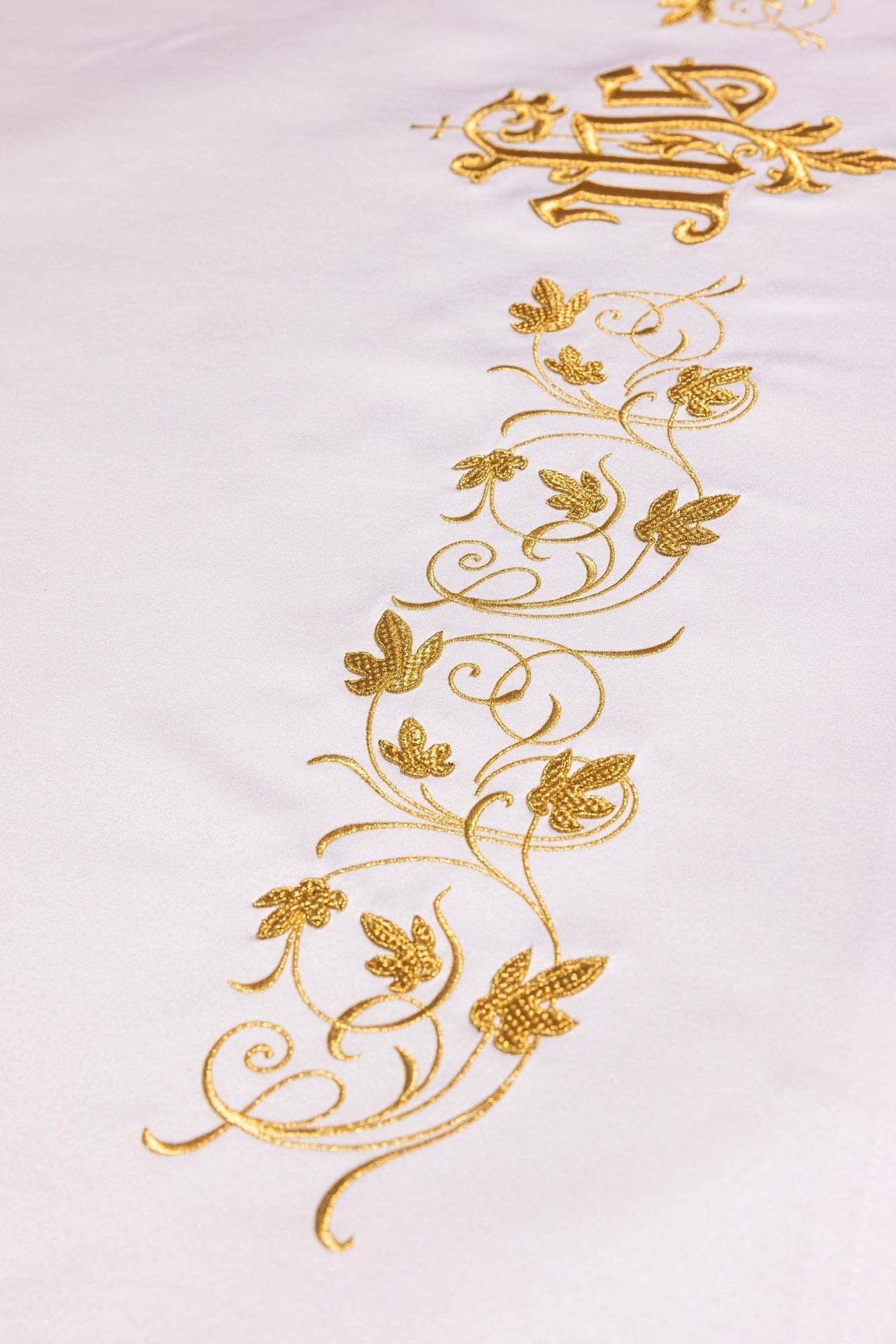 Altar cloth with an embroidered IHS symbol S-8851-04 150*300 - CHASUBLES.COM