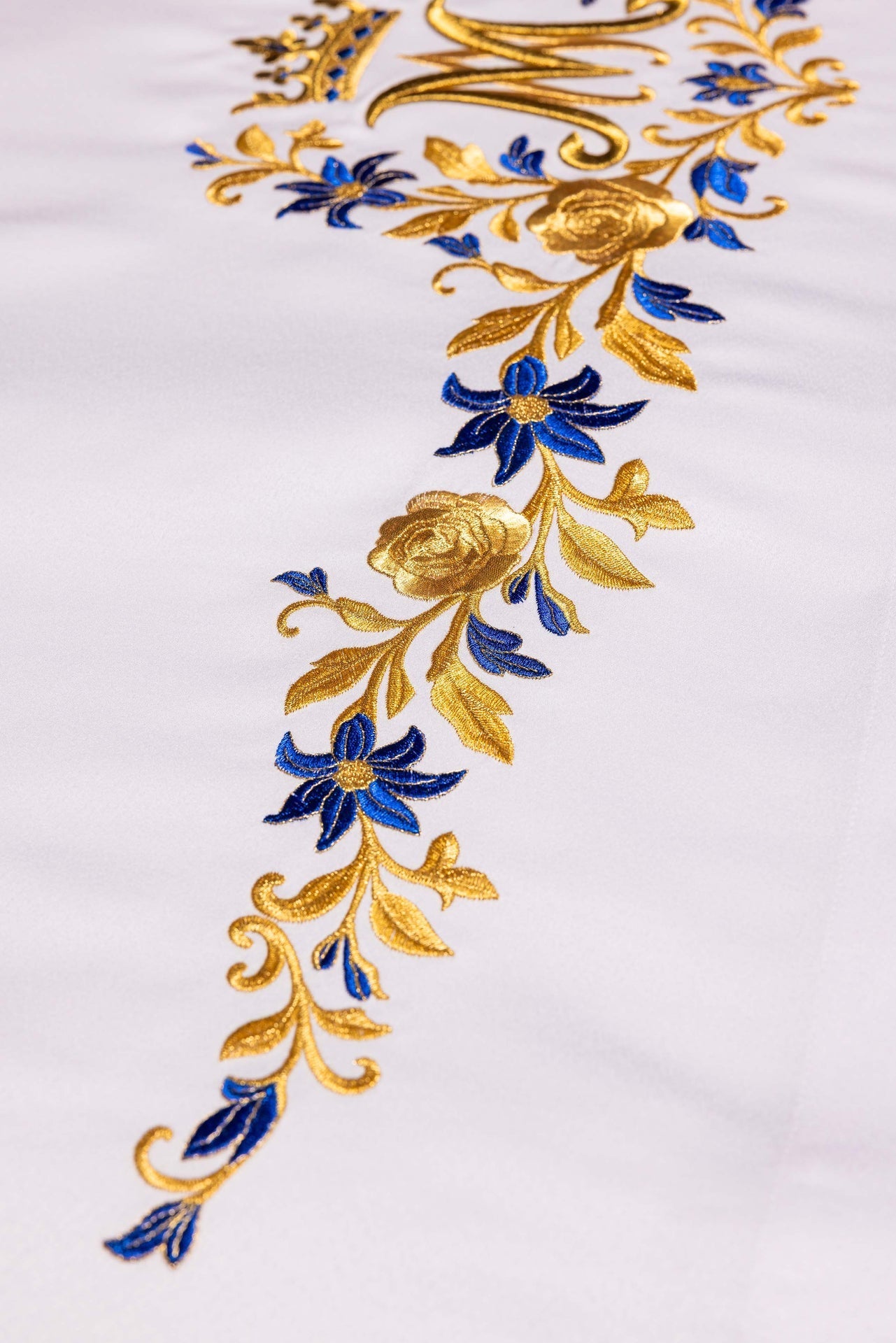 Altar cloth with an embroidered Marian symbol LE/9545/04 150*300 - CHASUBLES.COM