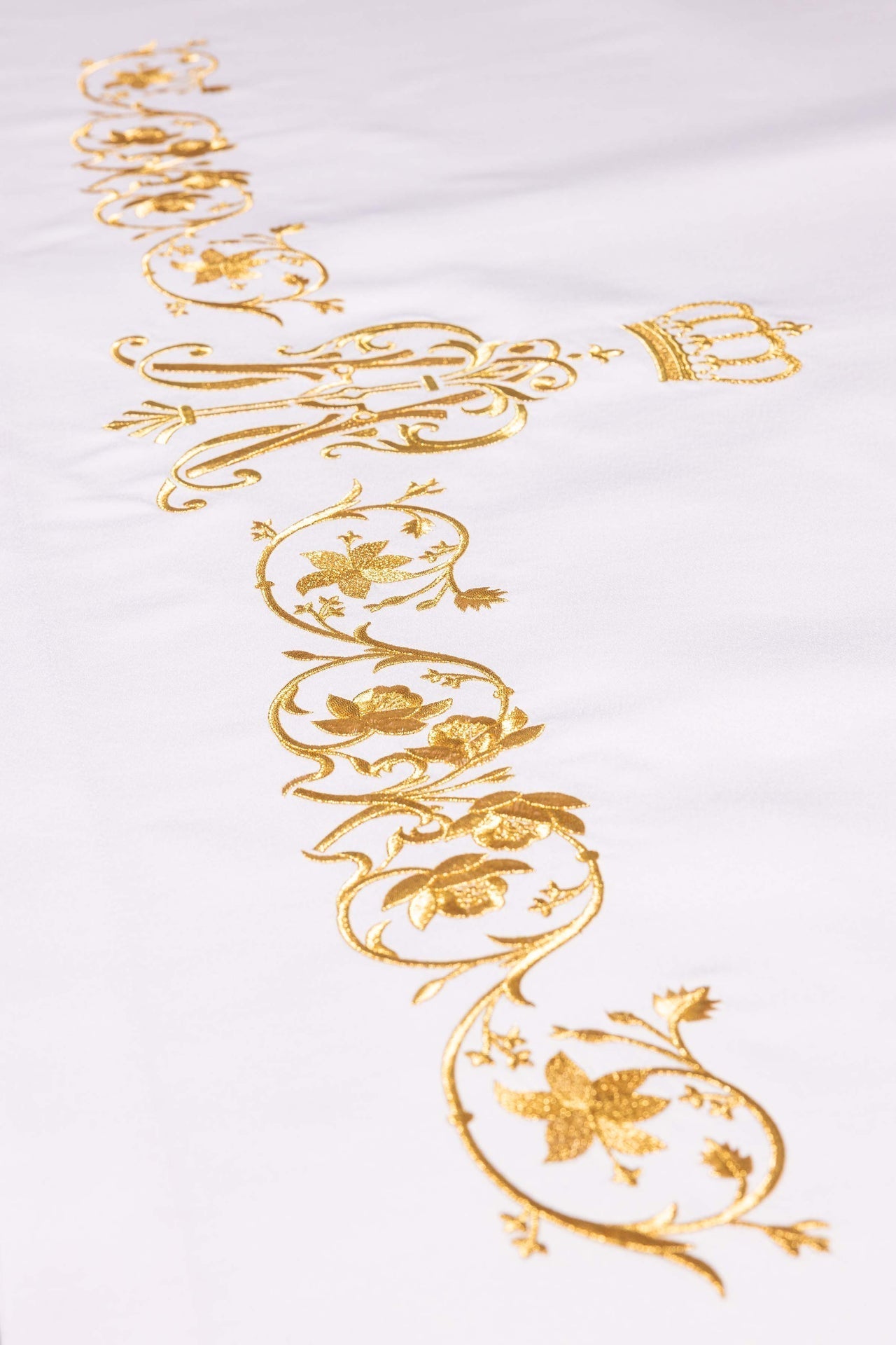 Altar cloth with an embroidered Marian symbol S-8864-04 150*300 - CHASUBLES.COM
