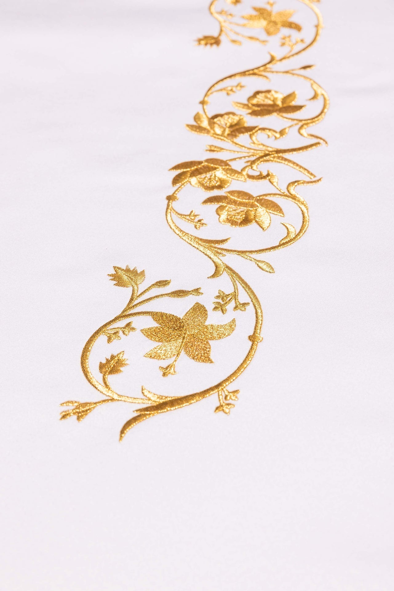 Altar cloth with an embroidered Marian symbol S-8864-04 150*300 - CHASUBLES.COM