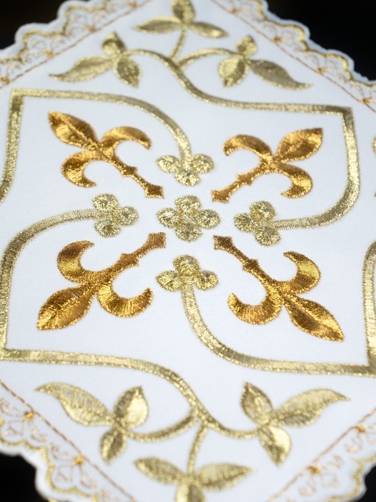 Altar linens with cross motif with gold embellishments and embroidered floral motif S - 5559 - HAFTINAUSA.COM