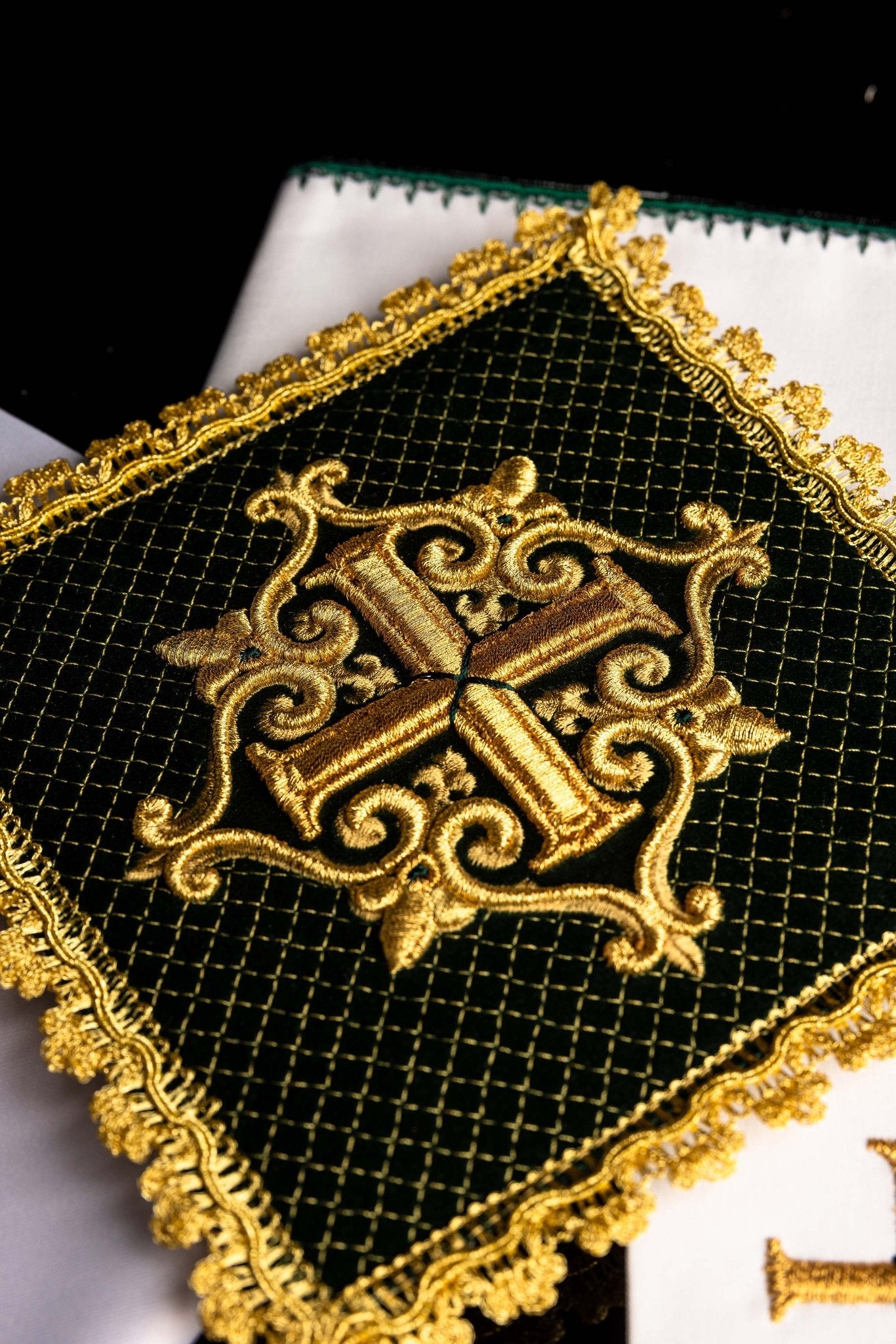 Altar Linens with embroidered cross, green velvet LE/5029/C1 - CHASUBLES.COM