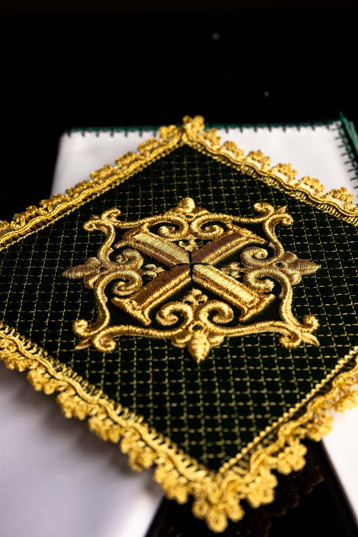 Altar Linens with embroidered cross, green velvet LE/5029/C1 - CHASUBLES.COM