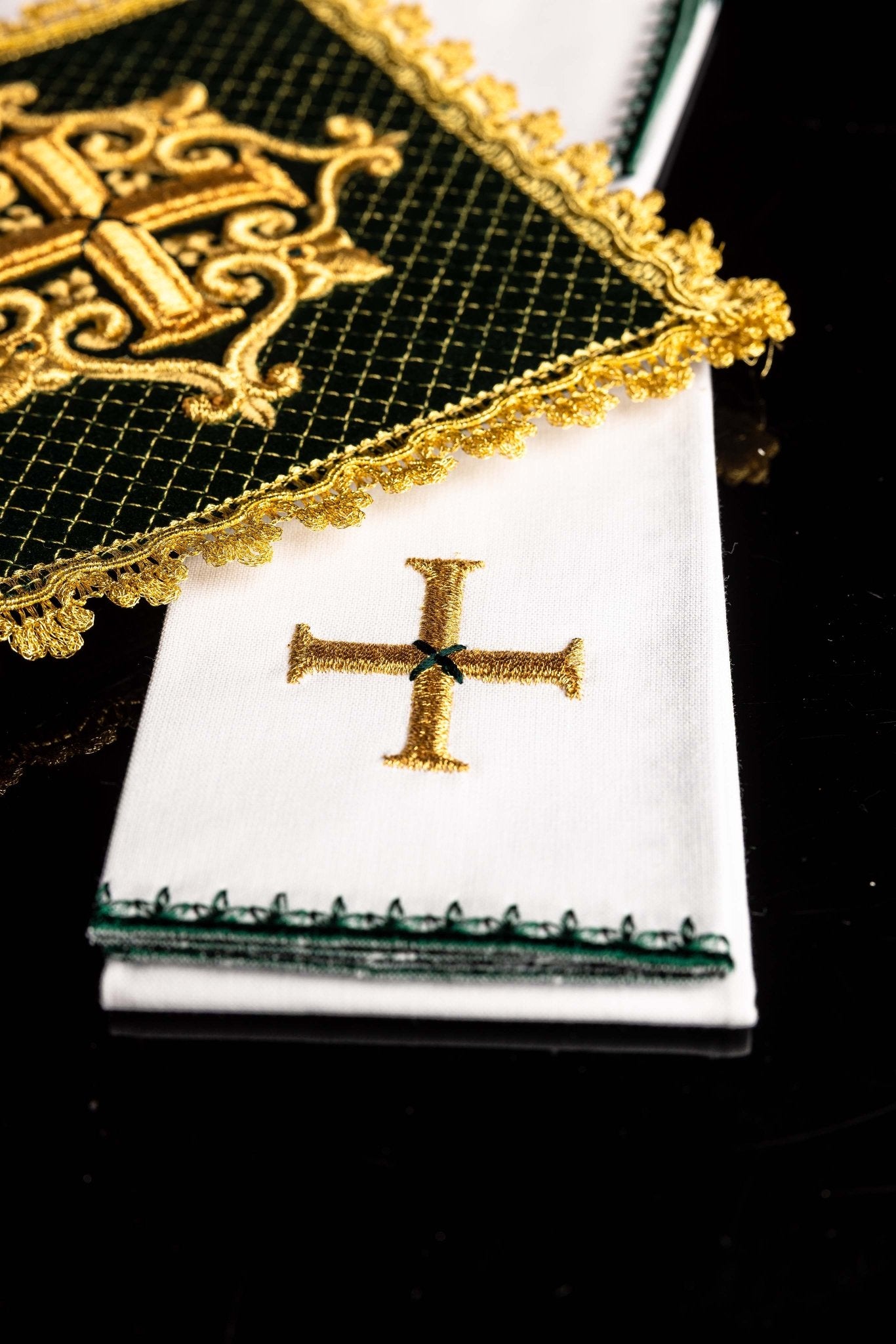 Altar Linens with embroidered cross, green velvet LE/5029/C1 - CHASUBLES.COM