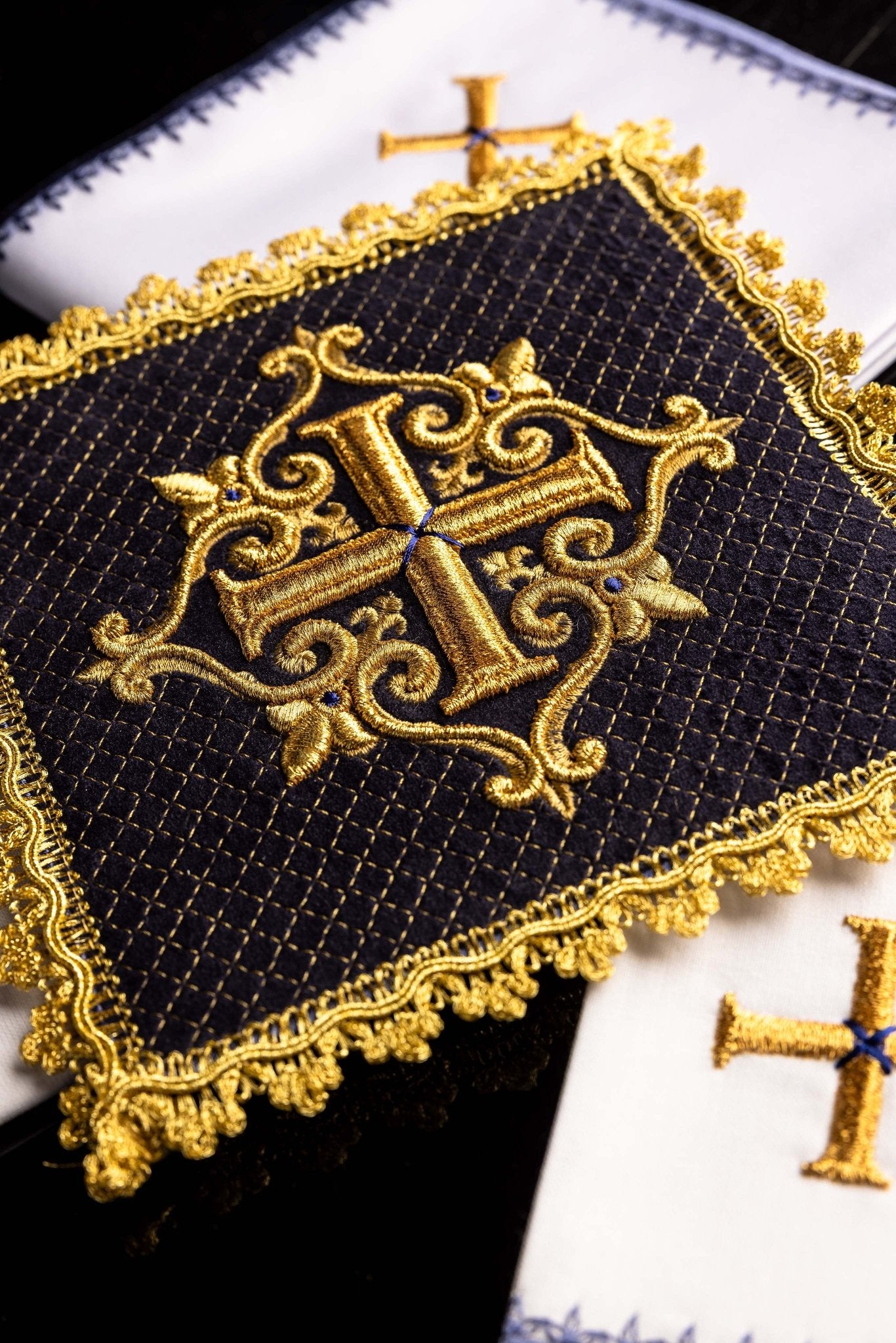 Altar Linens with embroidered cross purple velvet LE/5029/C3 - CHASUBLES.COM