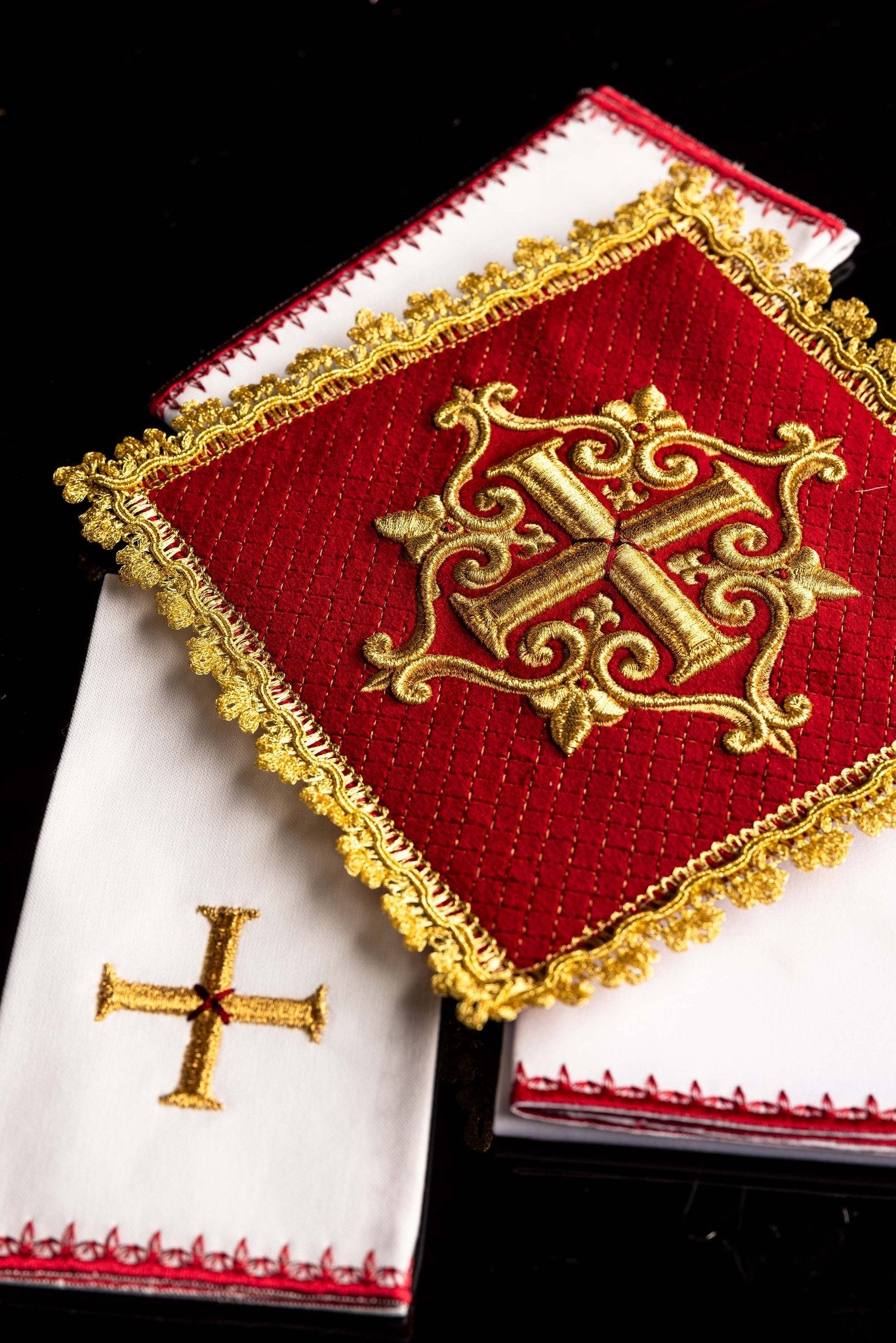 Altar Linens with embroidered cross, red velvet LE/5029/C2 - CHASUBLES.COM