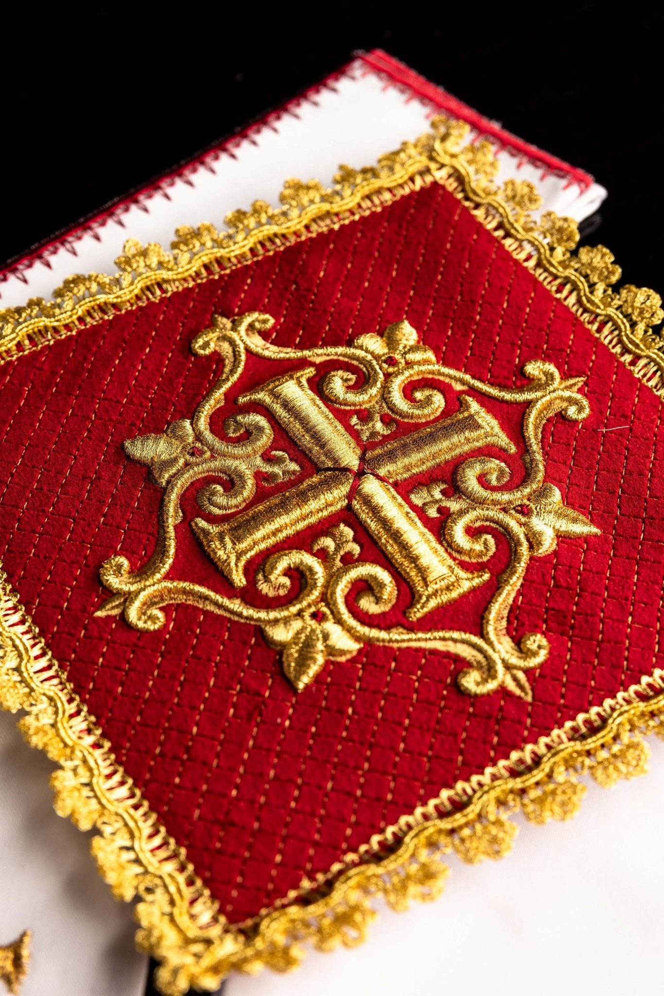 Altar Linens with embroidered cross, red velvet LE/5029/C2 - CHASUBLES.COM