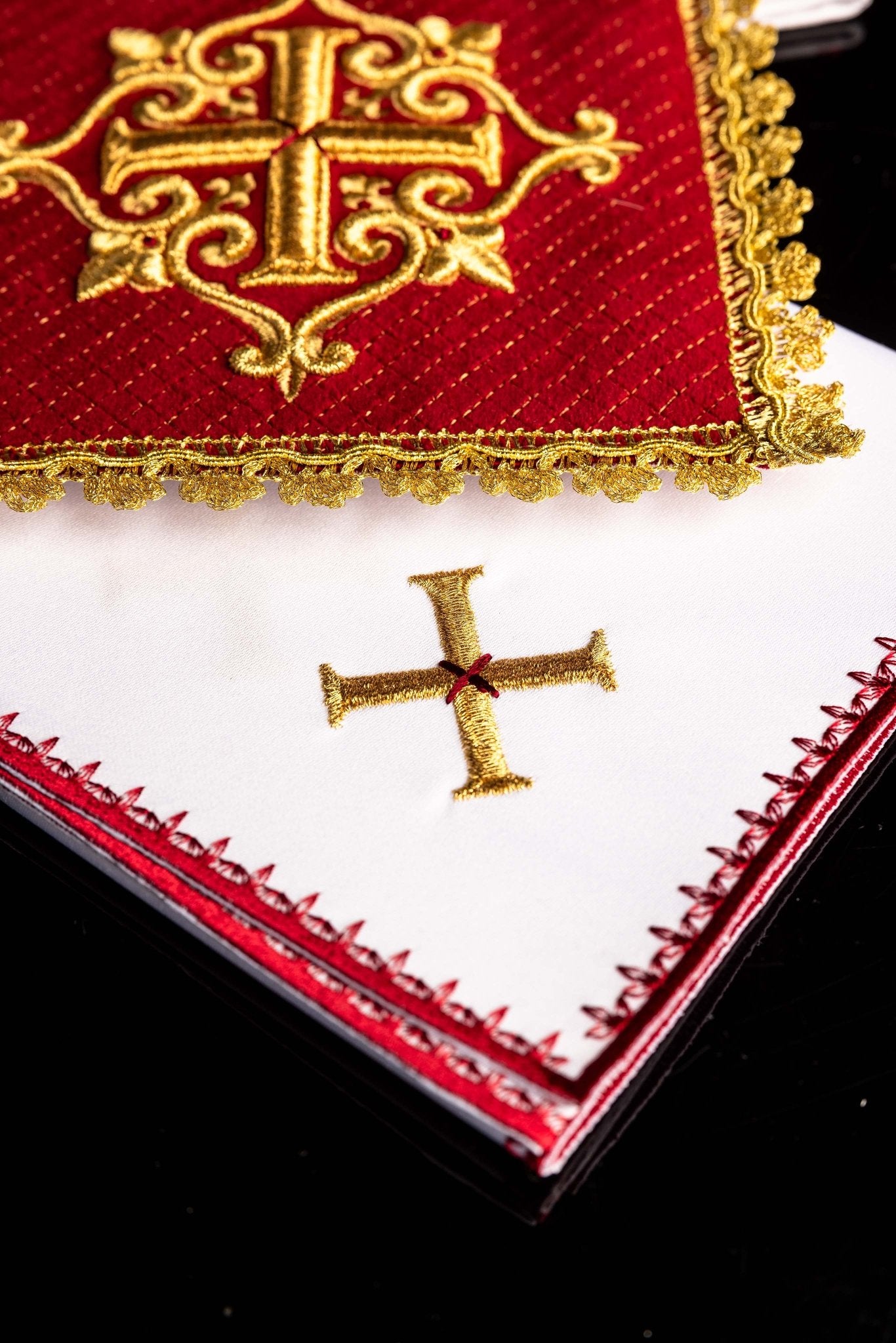 Altar Linens with embroidered cross, red velvet LE/5029/C2 - CHASUBLES.COM