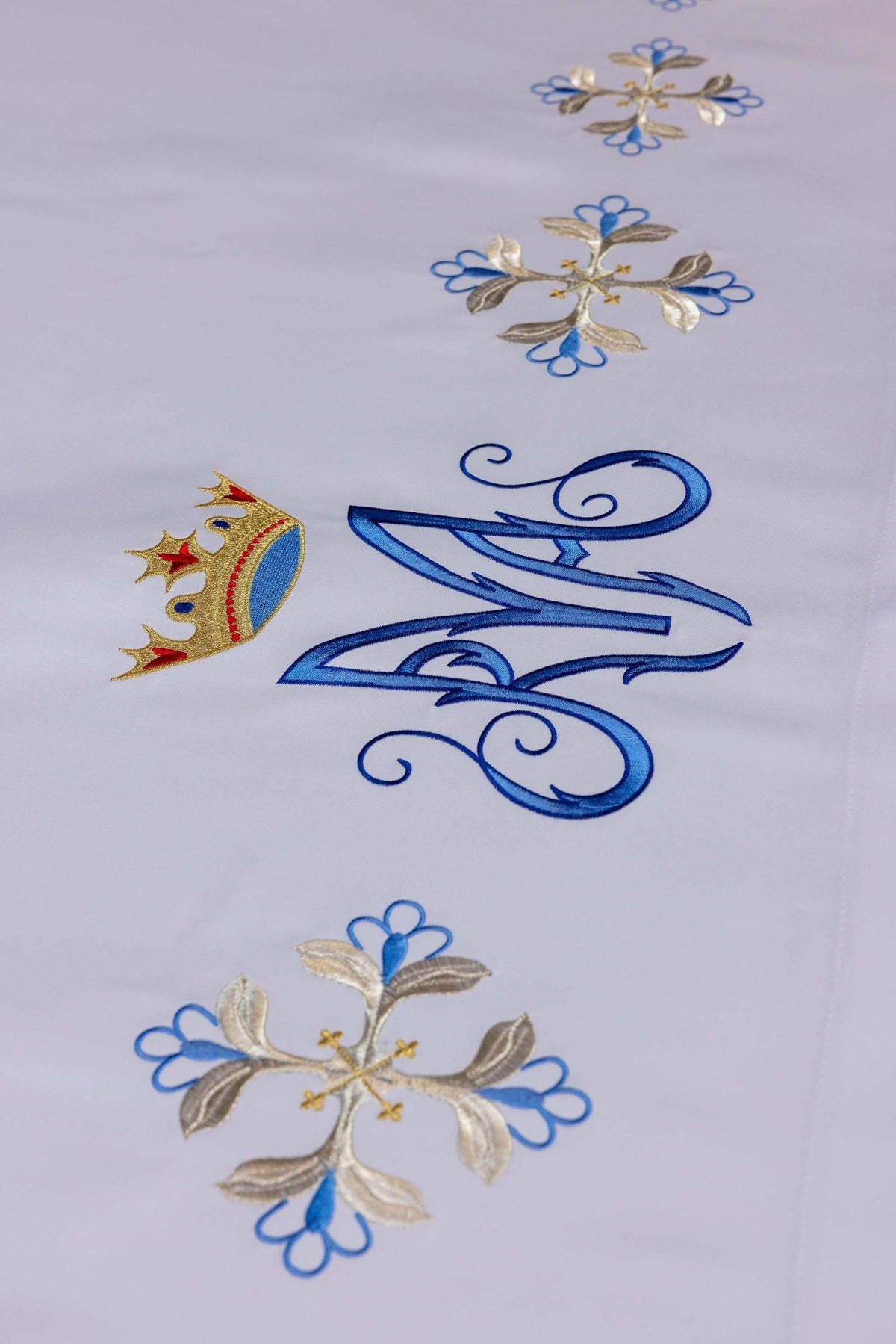 Altar tablecloth with blue Marian embroidery KOH/039 150*300 BIAŁY - CHASUBLES.COM
