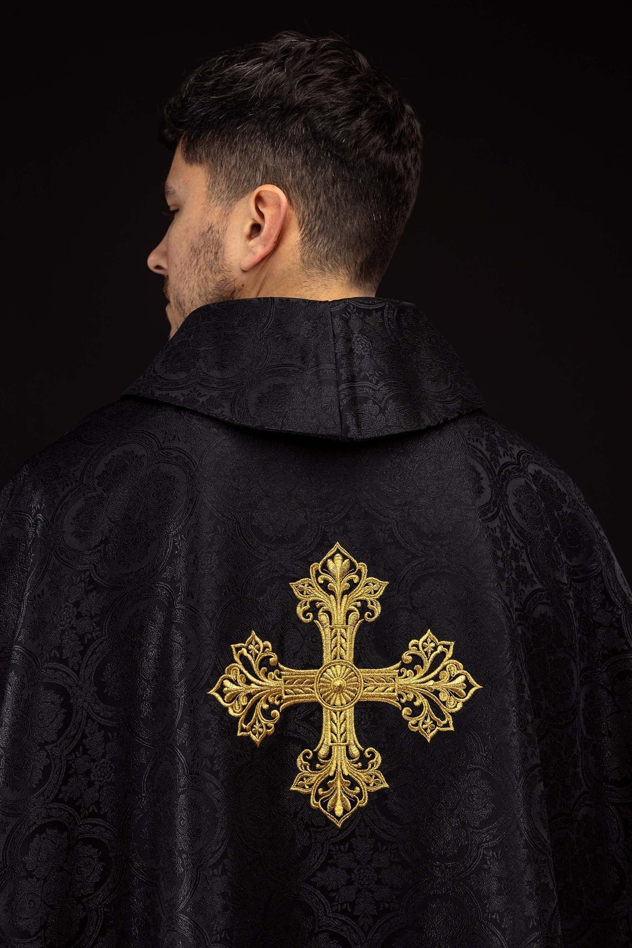 Black chasuble with cross jacquard fabric KOR/403/07/11 - CHASUBLES.COM