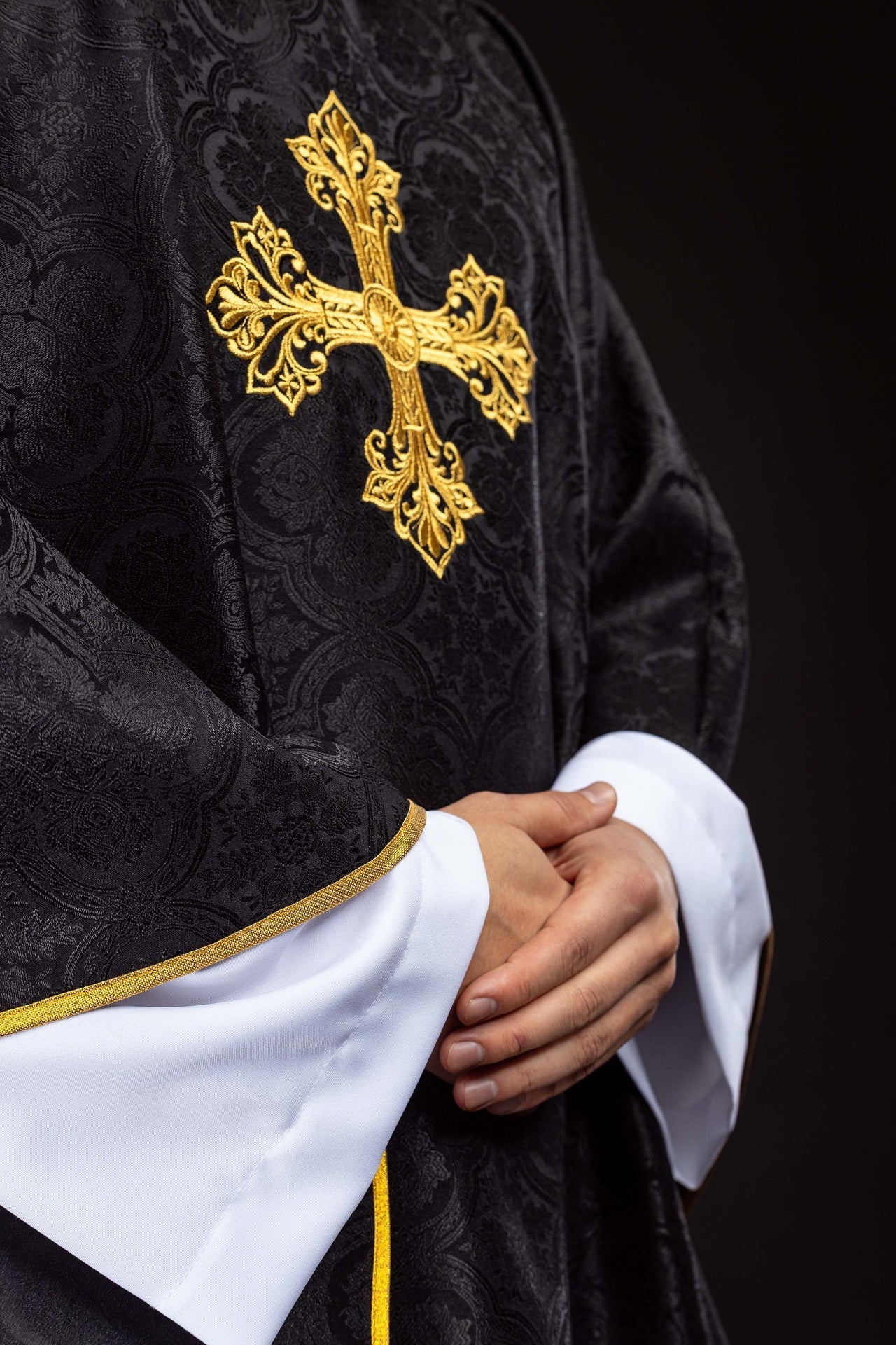Black chasuble with cross jacquard fabric KOR/403/07/11 - CHASUBLES.COM