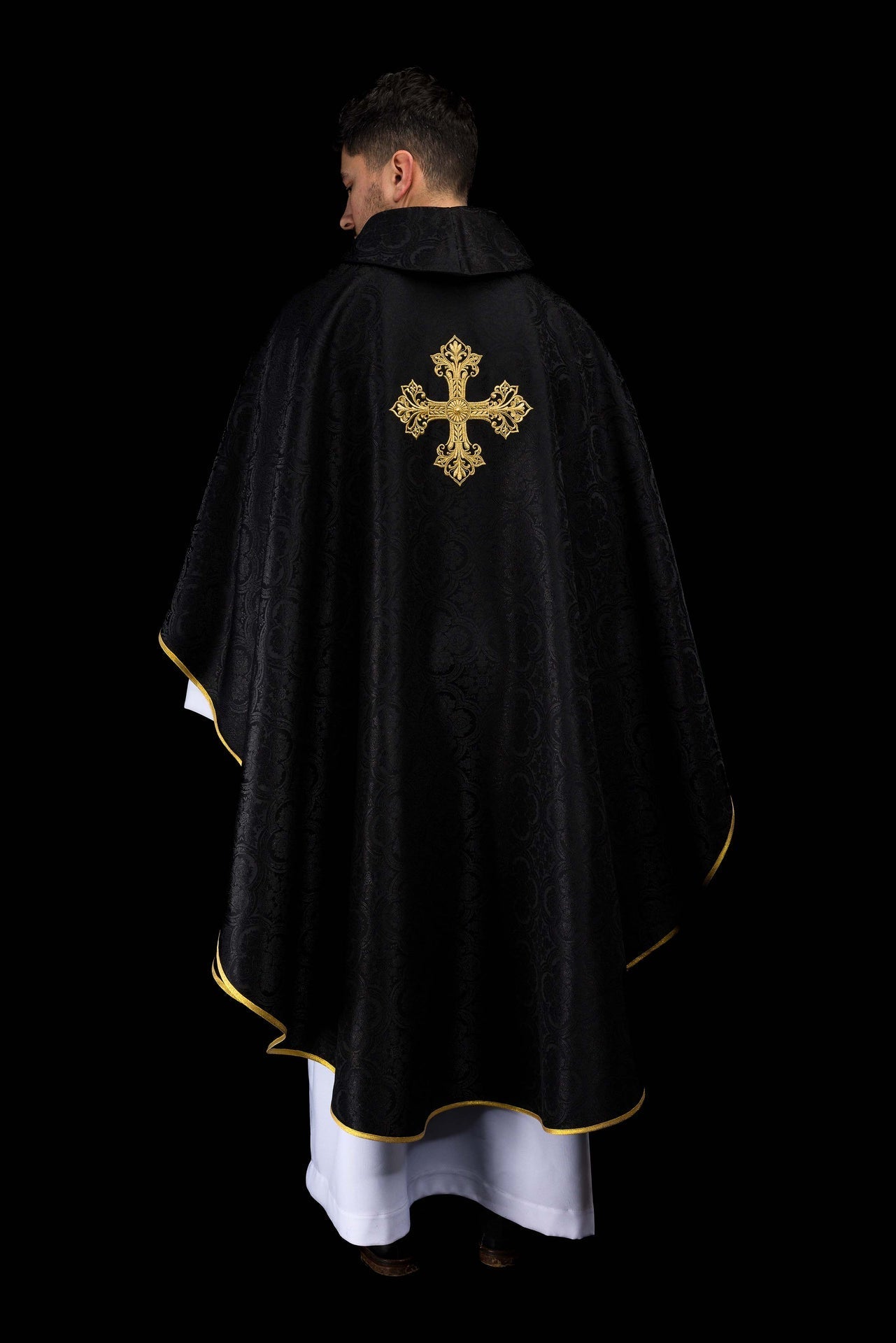 Black chasuble with cross jacquard fabric KOR/403/07/11 - CHASUBLES.COM