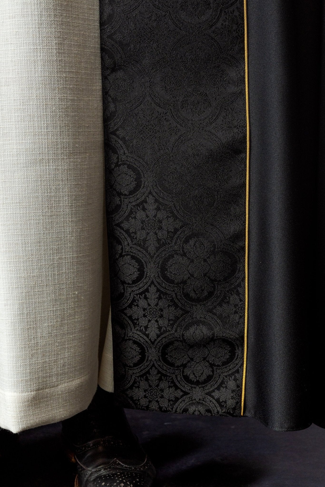 Black chasuble with gold cross embroidered on jacquard KKP/225/07/20 POMPON 145cm - HAFTINAUSA.COM