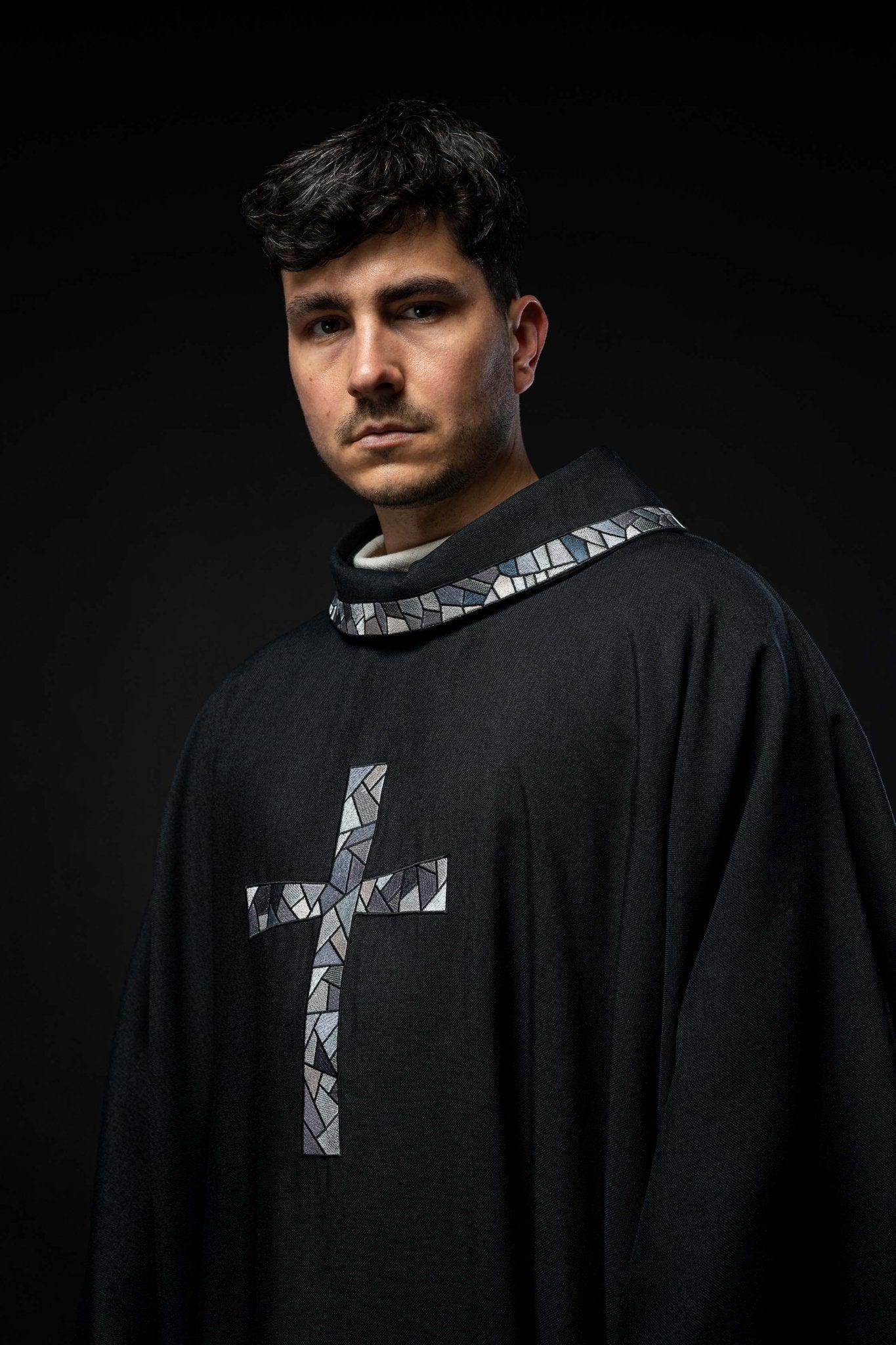 Black chasuble with mosaic black cross KOR/257/07/70 - HAFTINAUSA.COM