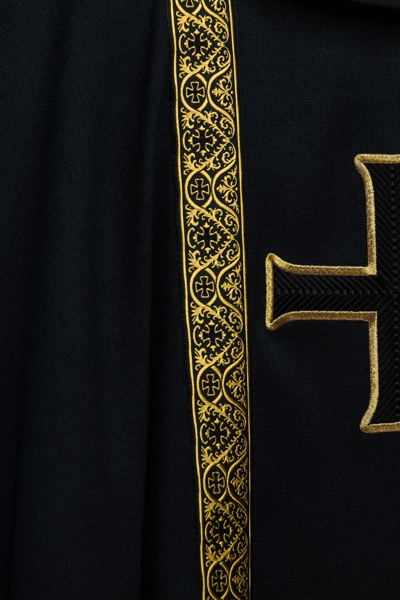 Black liturgical chasuble with embroidered cross and jacquard bands KOR/975/07/70 - CHASUBLES.COM