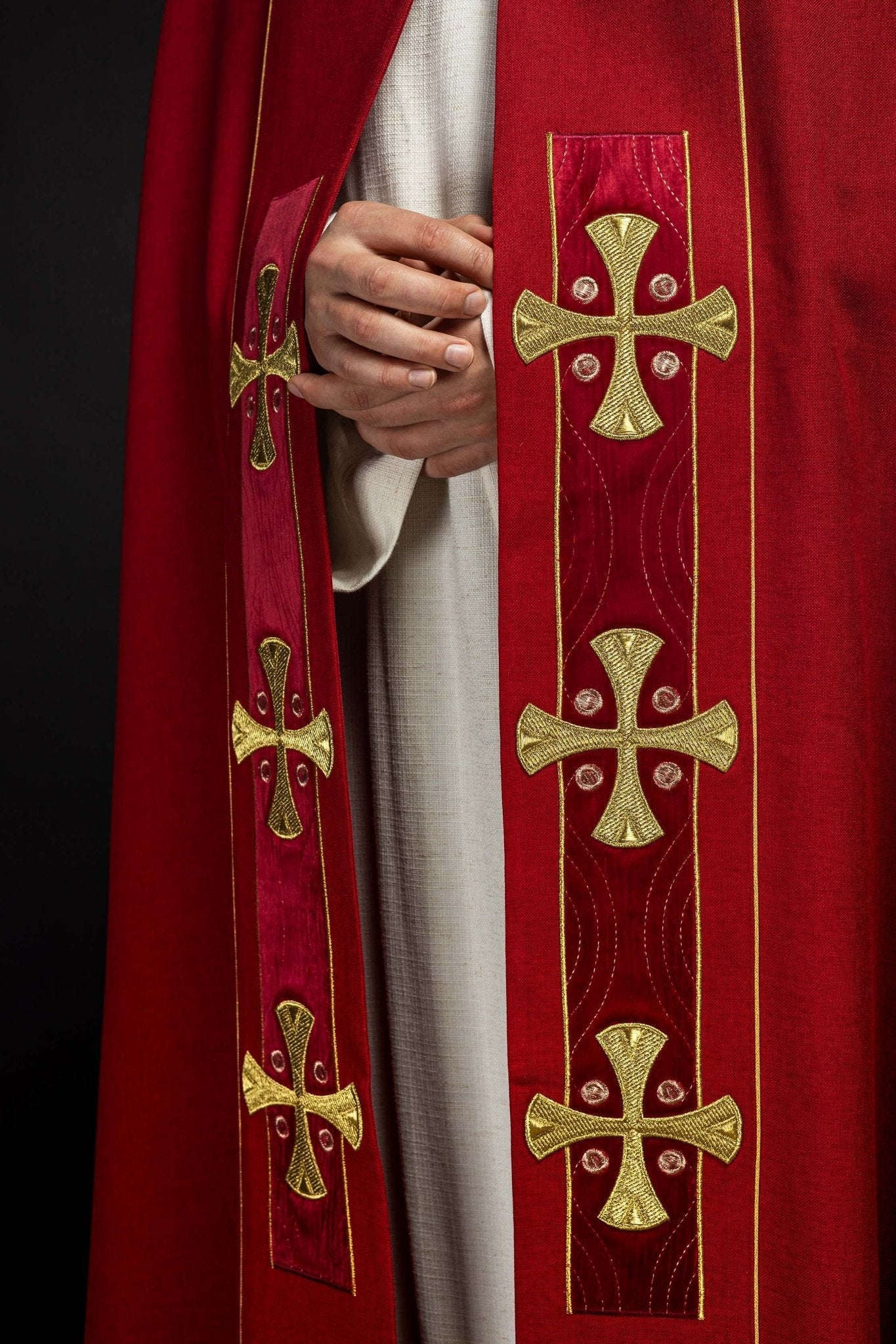 Cap in embroidered gold crosses with red velvet S - 3068 - 02 - 70 150cm - HAFTINAUSA.COM