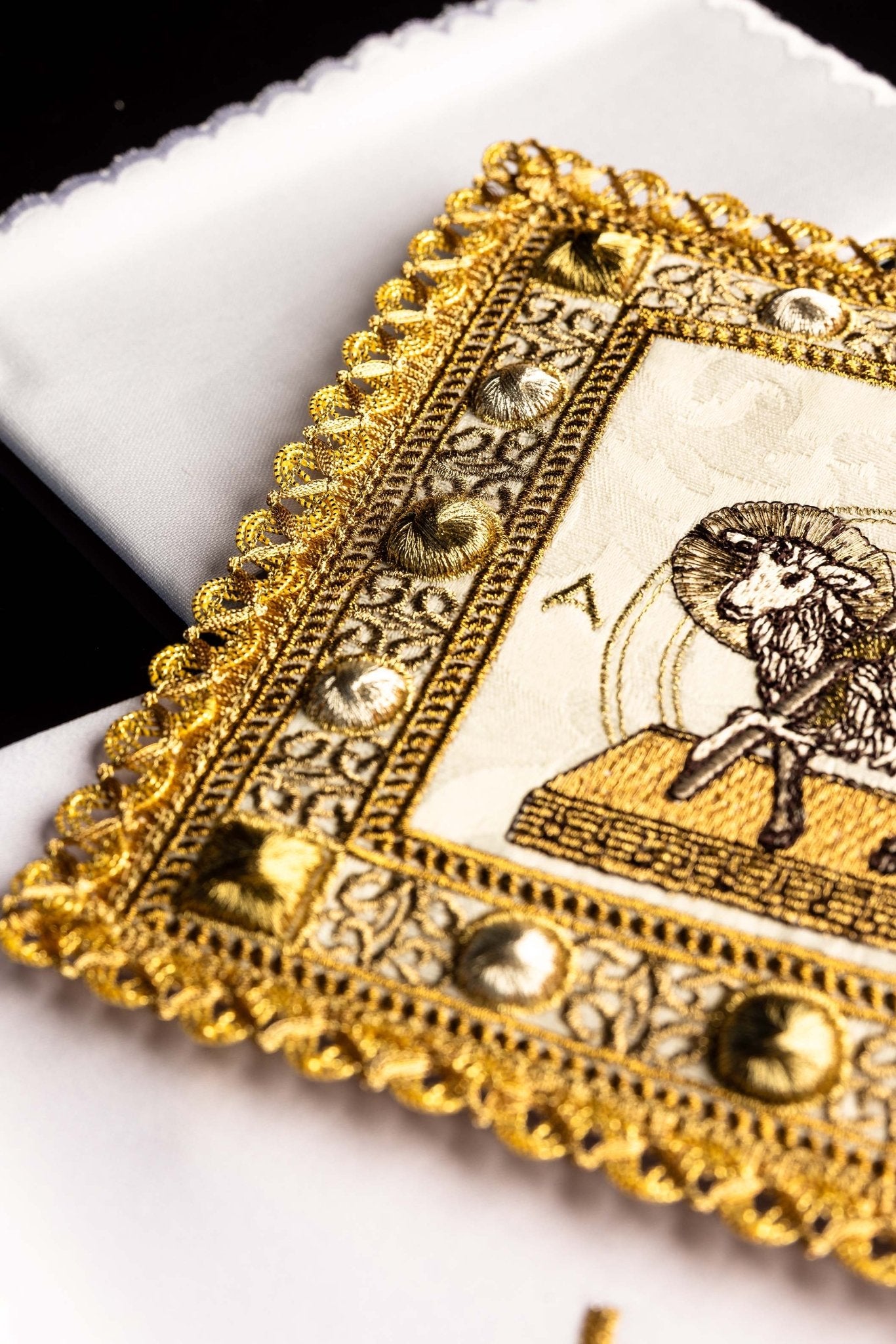 Chalice linen for Easter with the Easter Lamb S-5572 - CHASUBLES.COM