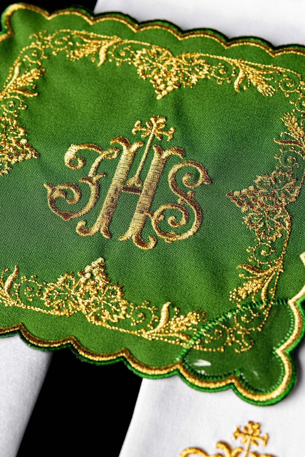 Chalice Linen Set embroidered with a green IHS motif KDT/5025/01 ZIELONY - CHASUBLES.COM