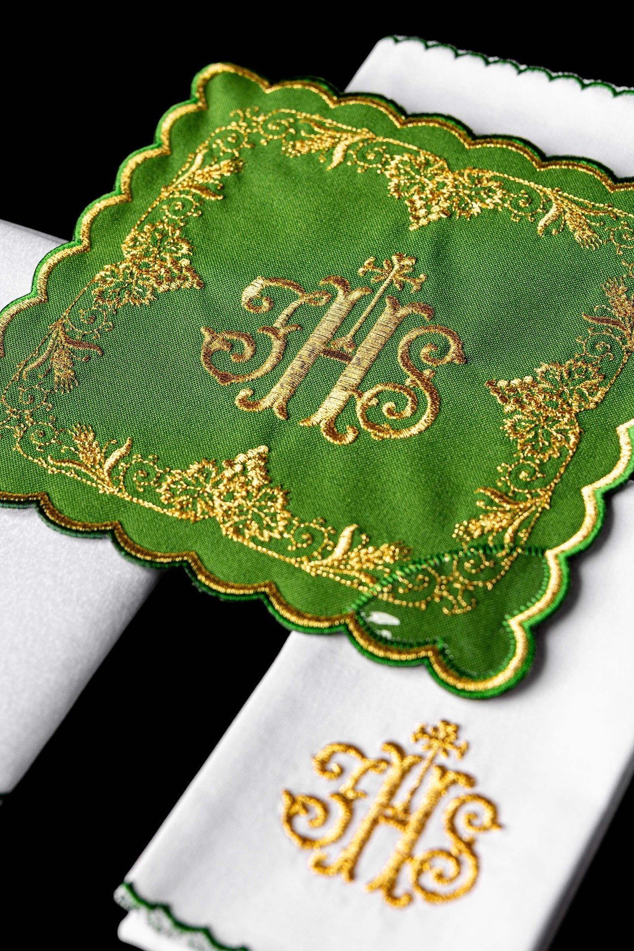 Chalice Linen Set embroidered with a green IHS motif KDT/5025/01 ZIELONY - CHASUBLES.COM