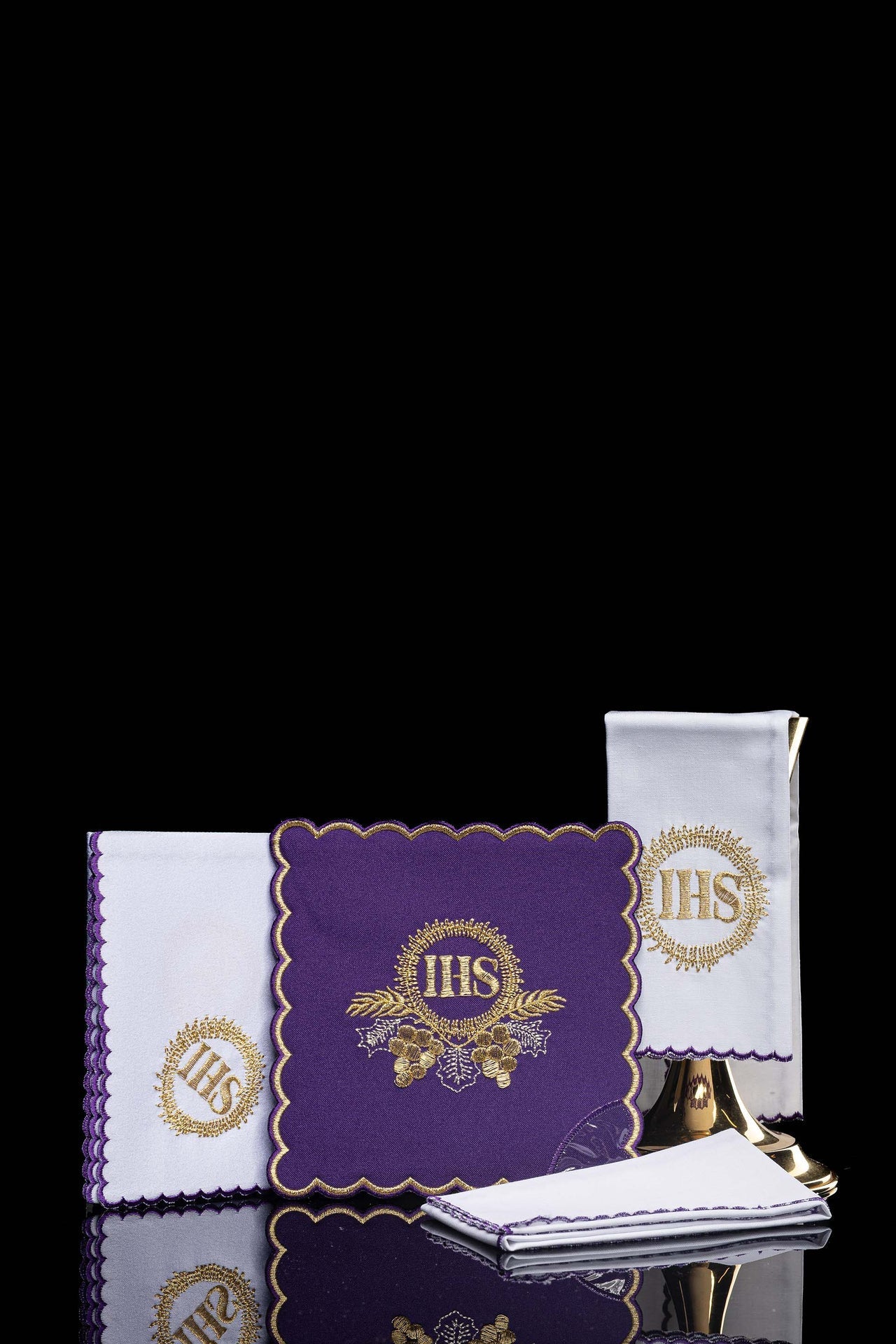 Chalice Linen Set embroidered with a purple IHS motif KDT/5024/03 FIOLET - CHASUBLES.COM