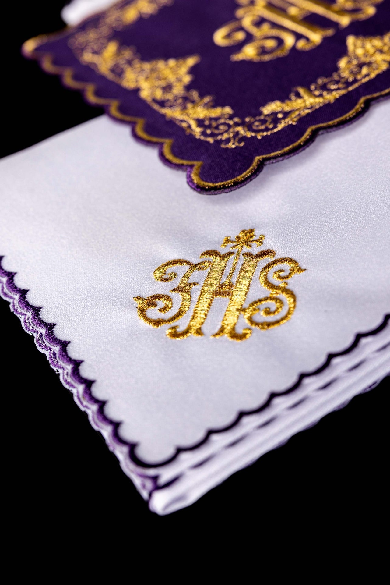 Chalice Linen Set embroidered with a purple IHS motif KDT/5025/03 FIOLET - CHASUBLES.COM