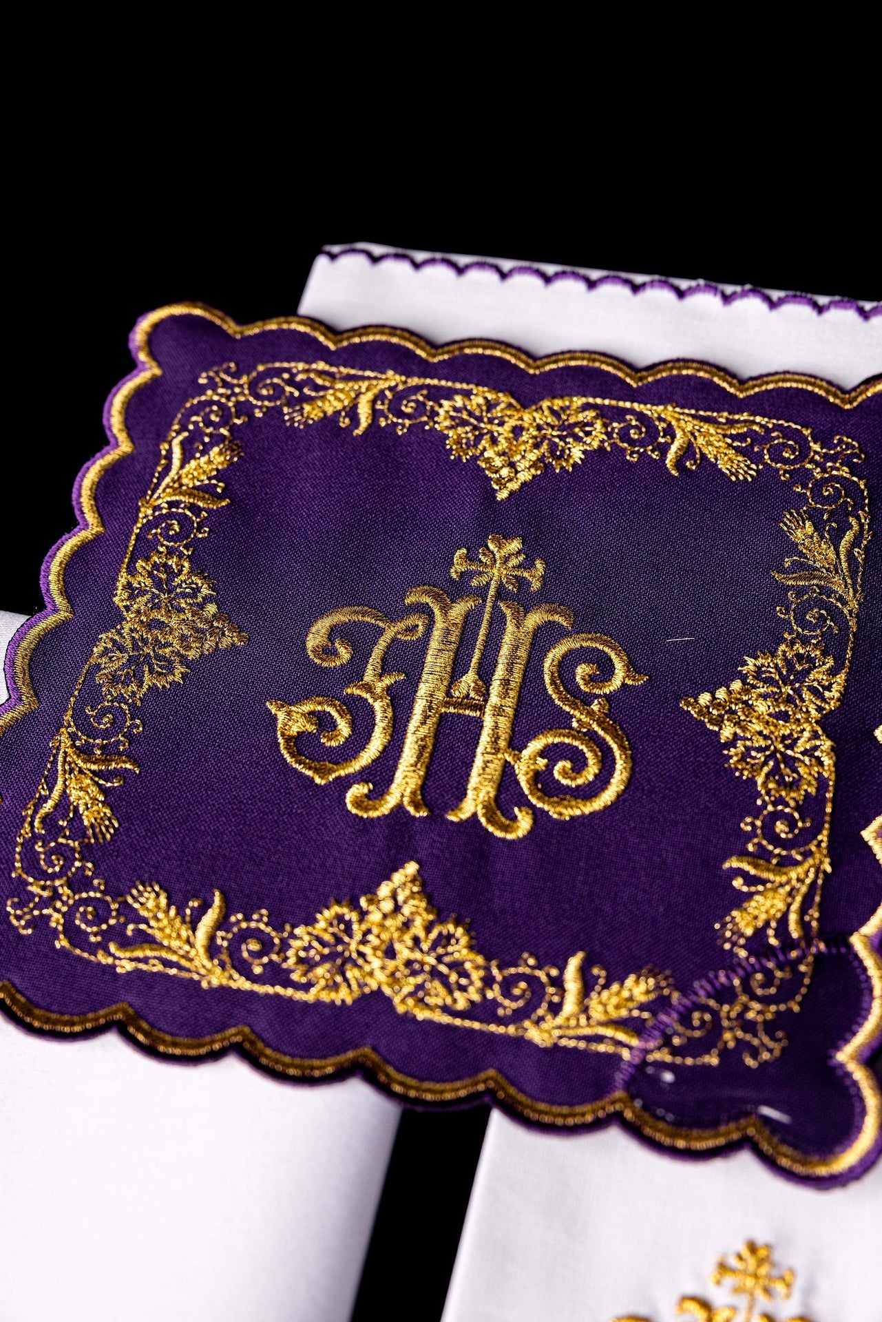 Chalice Linen Set embroidered with a purple IHS motif KDT/5025/03 FIOLET - CHASUBLES.COM