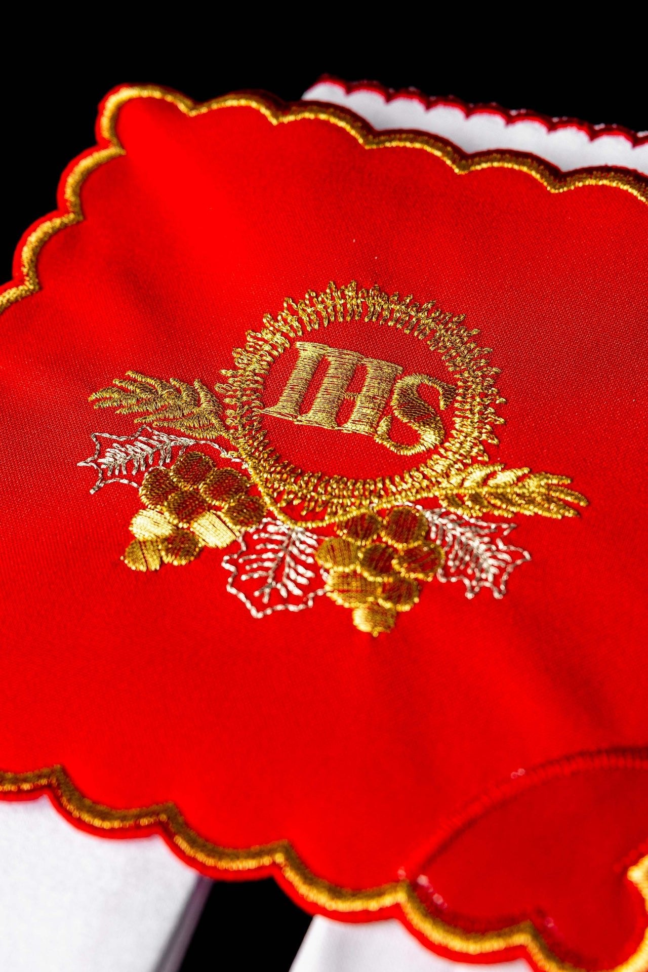 Chalice Linen Set embroidered with a red IHS motif KDT/5024/02 CZERWONY - CHASUBLES.COM