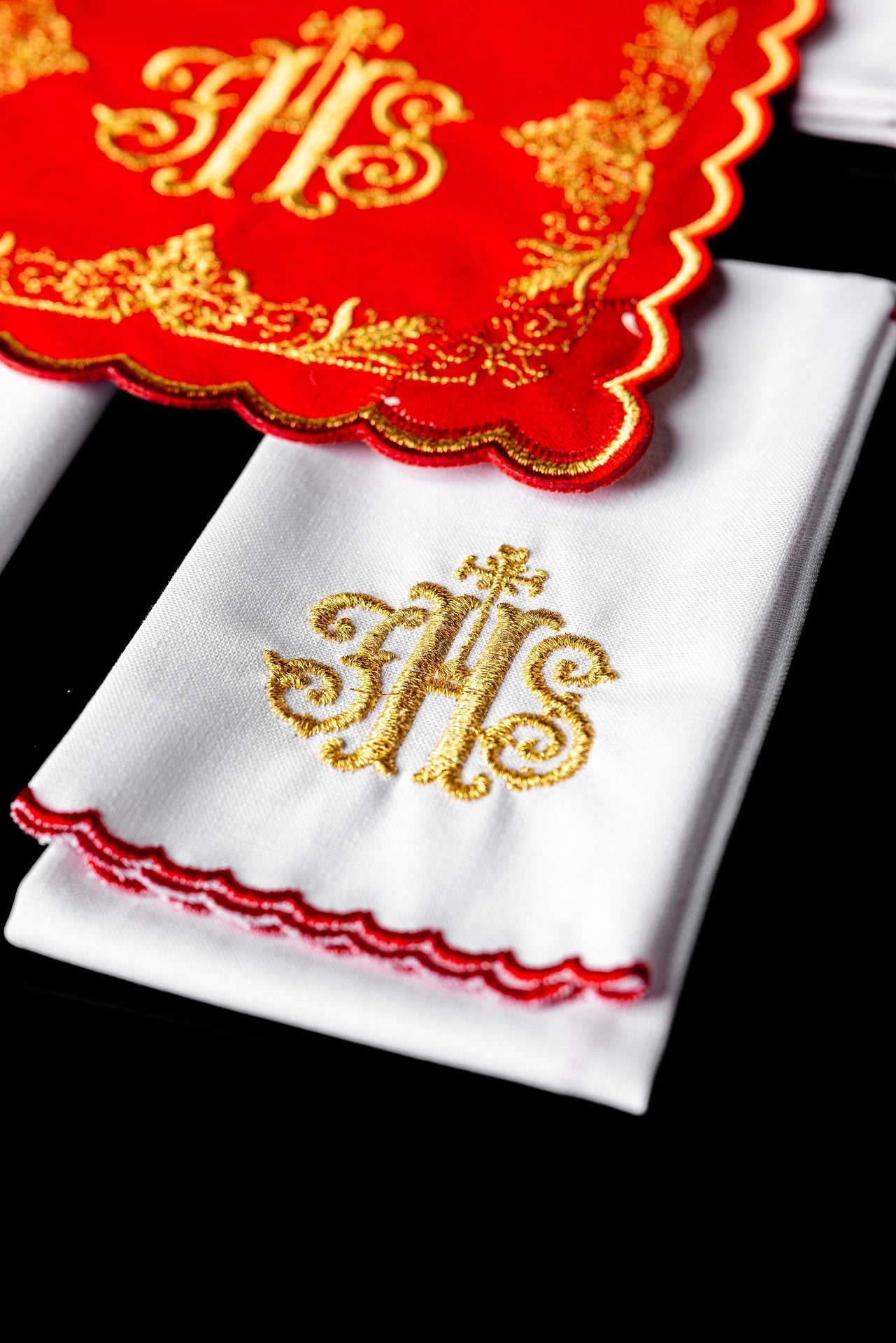 Chalice Linen Set embroidered with a red IHS motif KDT/5025/02 CZERWONY - CHASUBLES.COM