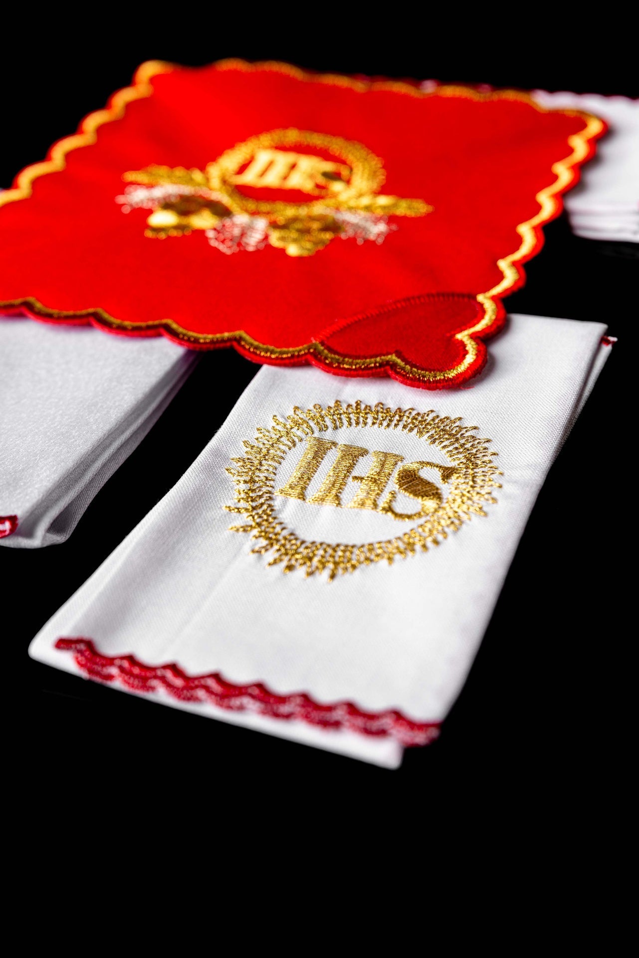 Chalice Linen Set embroidered with a red IHS motif KDT/5024/02 CZERWONY - CHASUBLES.COM