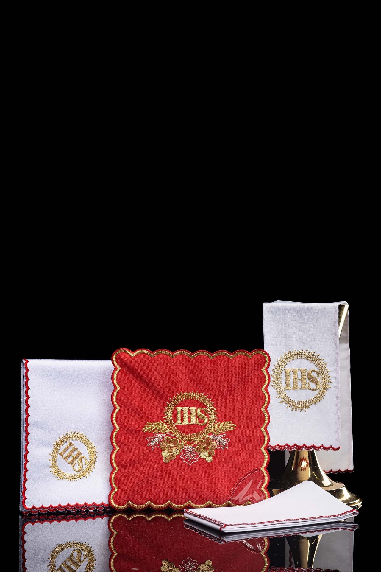 Chalice Linen Set embroidered with a red IHS motif KDT/5024/02 CZERWONY - CHASUBLES.COM