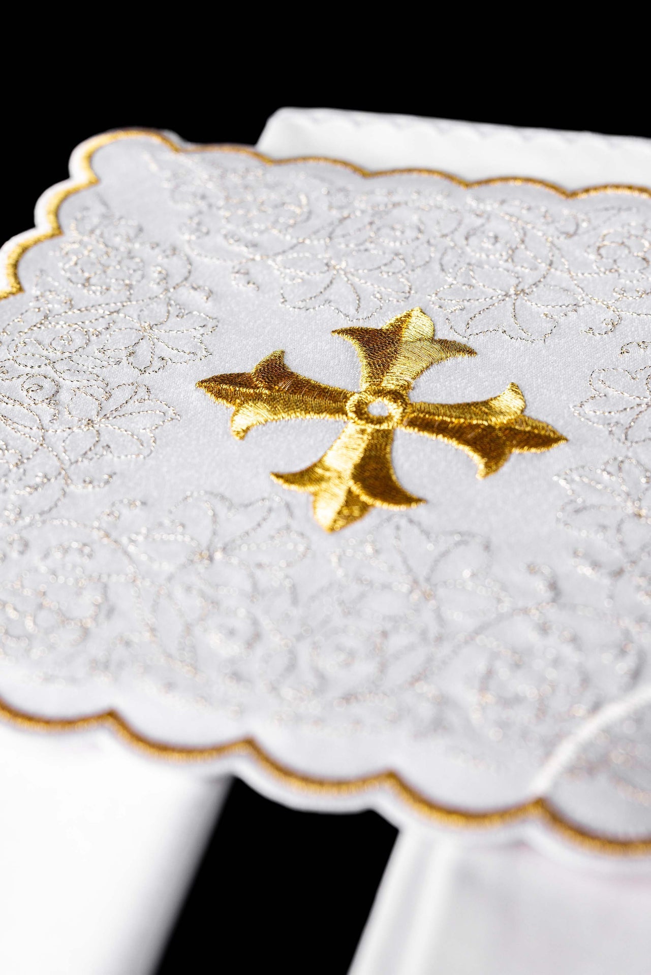 Chalice Linen Set embroidered with a white cross motif KDT/5028/04 BIAŁY - CHASUBLES.COM