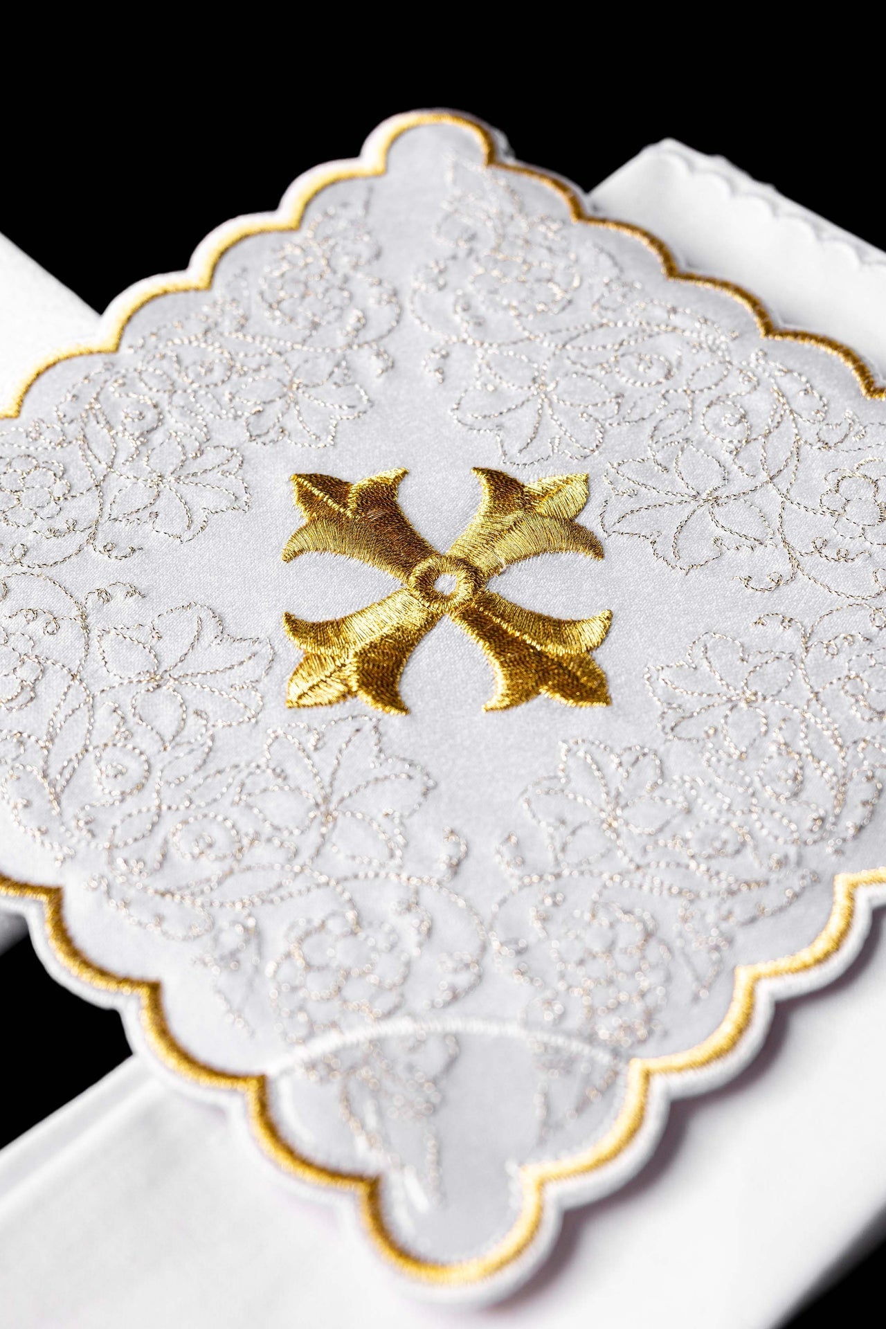Chalice Linen Set embroidered with a white cross motif KDT/5028/04 BIAŁY - CHASUBLES.COM