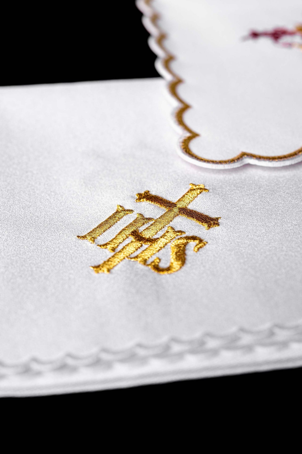 Chalice Linen Set embroidered with a white IHS motif KDT/5030/04 - CHASUBLES.COM