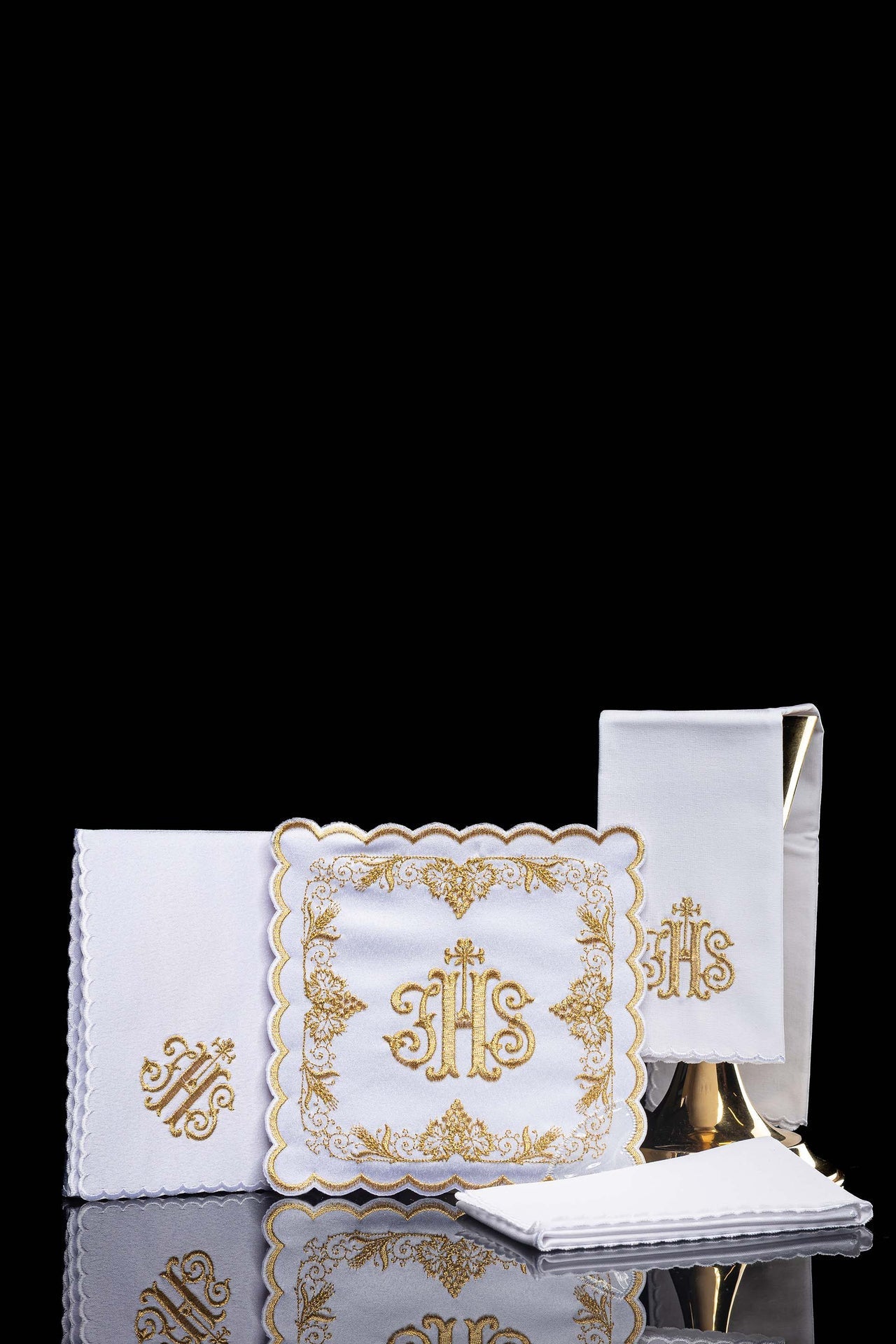 Chalice Linen Set embroidered with a white IHS motif KDT/5025/04 BIAŁY - CHASUBLES.COM