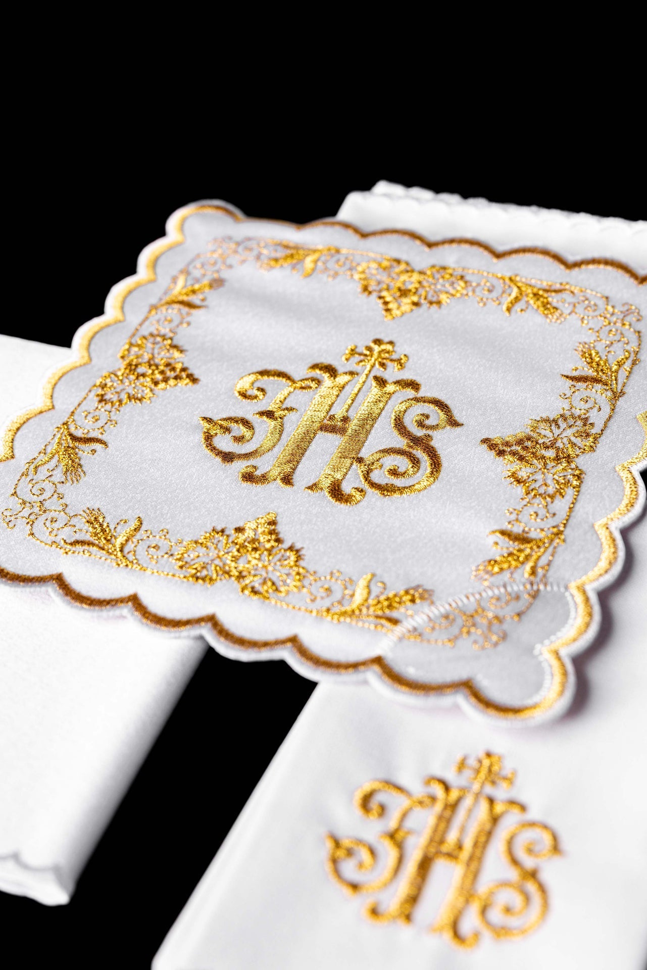 Chalice Linen Set embroidered with a white IHS motif KDT/5025/04 BIAŁY - CHASUBLES.COM