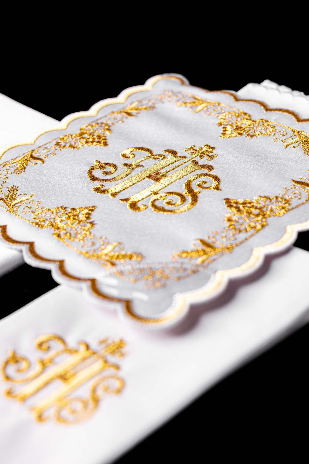 Chalice Linen Set embroidered with a white IHS motif KDT/5025/04 BIAŁY - CHASUBLES.COM