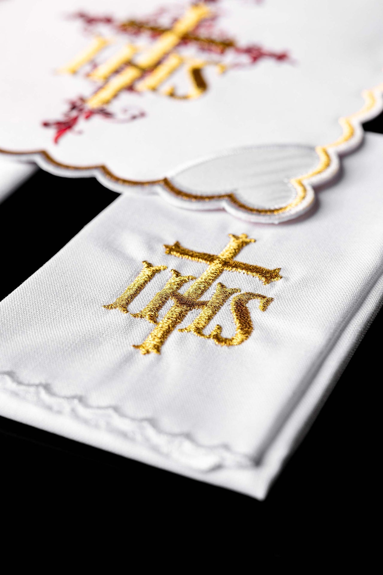 Chalice Linen Set embroidered with a white IHS motif KDT/5030/04 - CHASUBLES.COM
