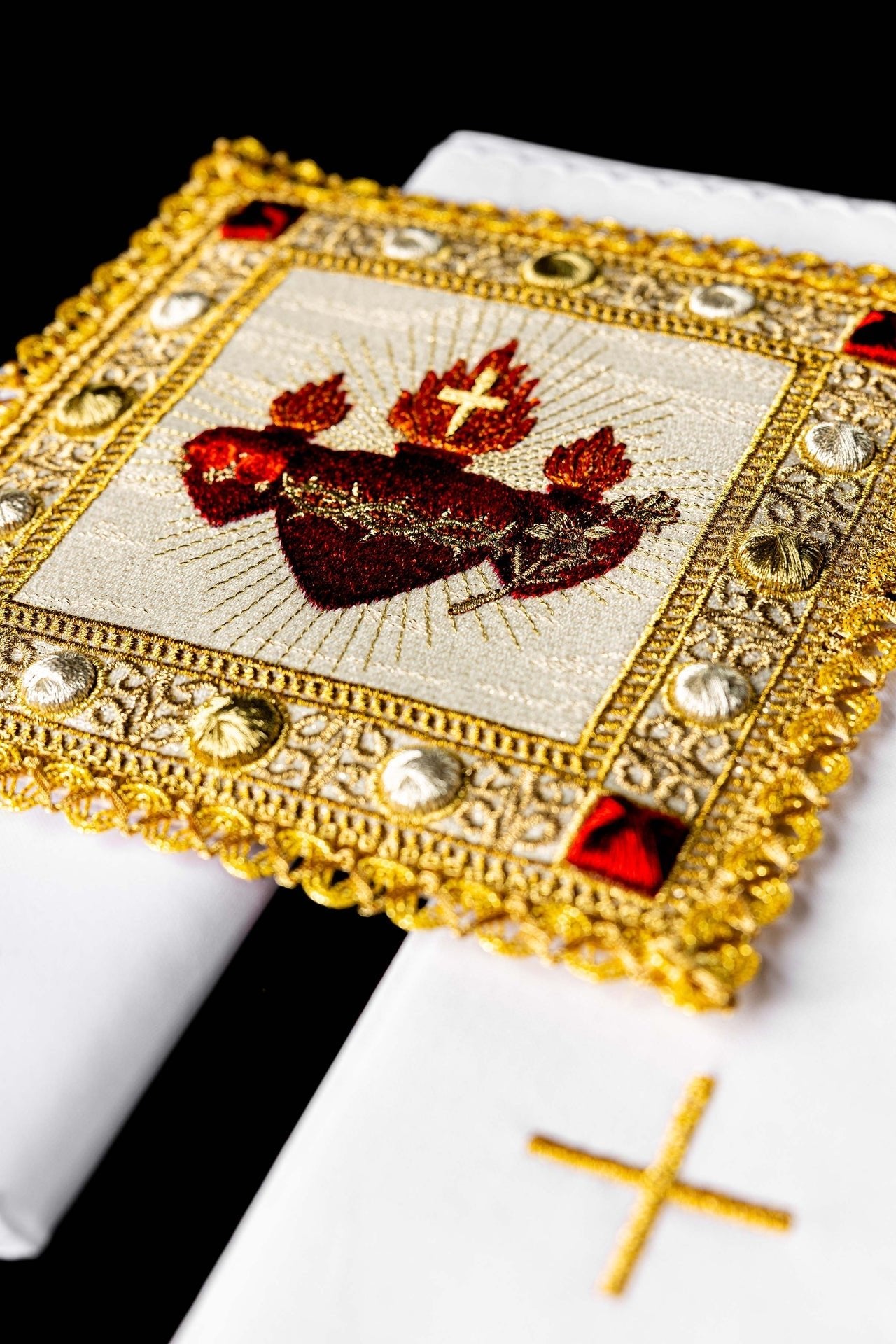 Chalice linen set with embroidery of the Three Hearts S-5577 - CHASUBLES.COM