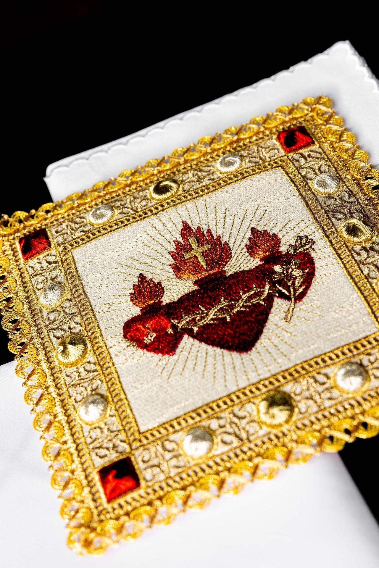 Chalice linen set with embroidery of the Three Hearts S-5577 - CHASUBLES.COM