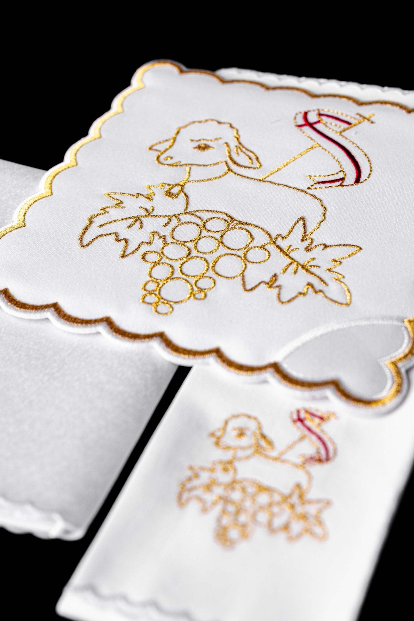Chalice Linens embroidered with the Lamb of God symbol KK/127 - CHASUBLES.COM