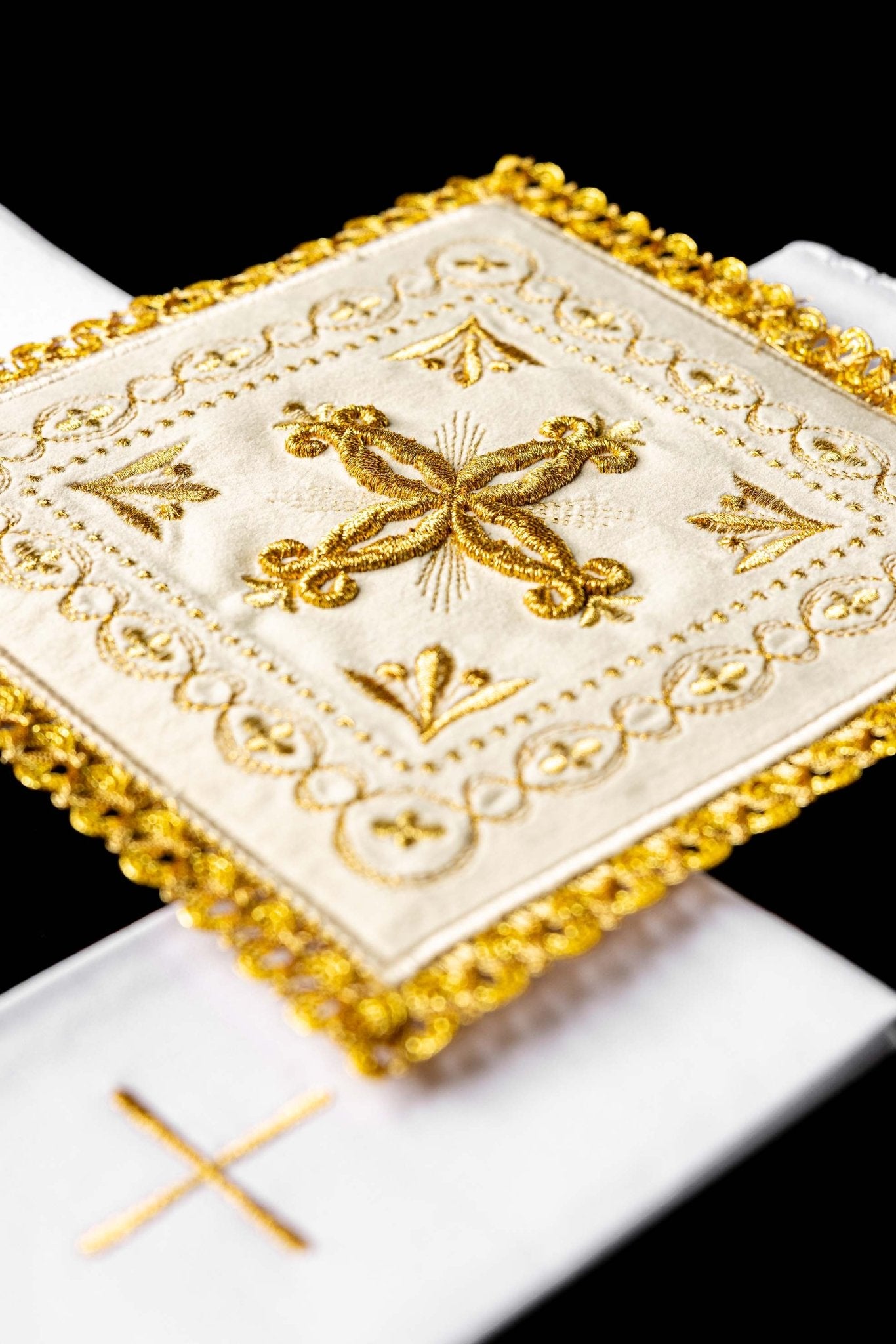 Chalice linens made of velvet in ecru with cross embroidery KK/5006/C2 - CHASUBLES.COM