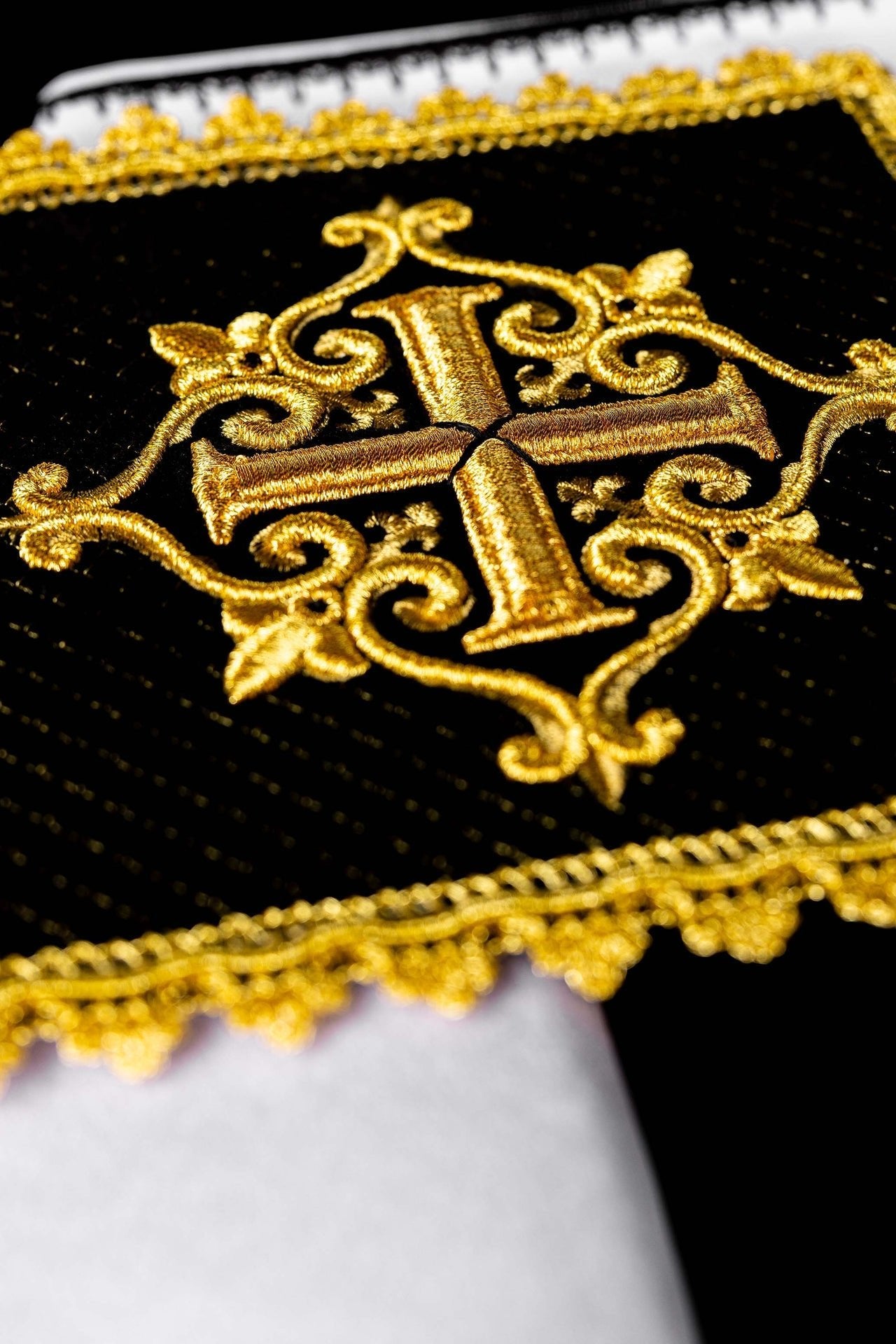 Chalice linens set made of black velvet with an embroidered cross LE/5029/C5 - CHASUBLES.COM