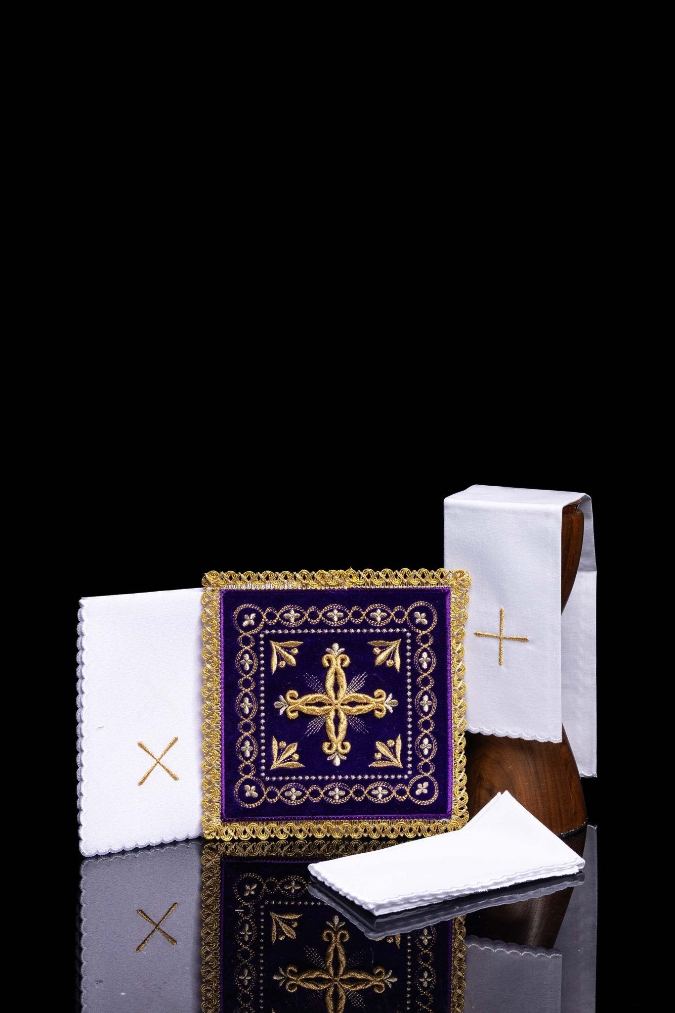 Chalice linens set made of purple velvet with golden cross KK/5006/C4 - CHASUBLES.COM