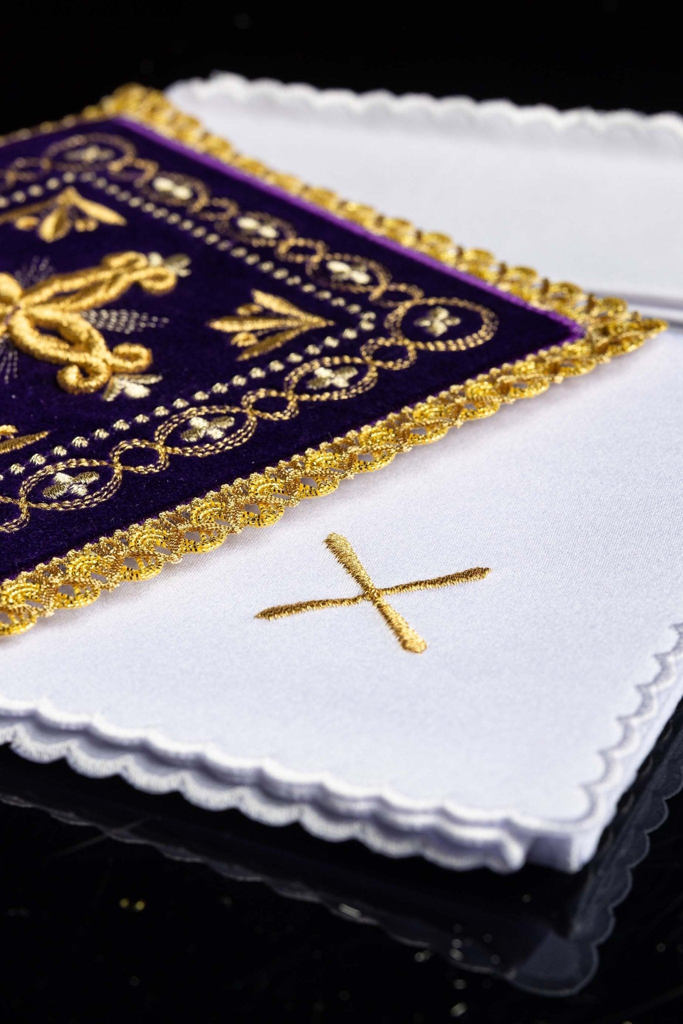 Chalice linens set made of purple velvet with golden cross KK/5006/C4 - CHASUBLES.COM