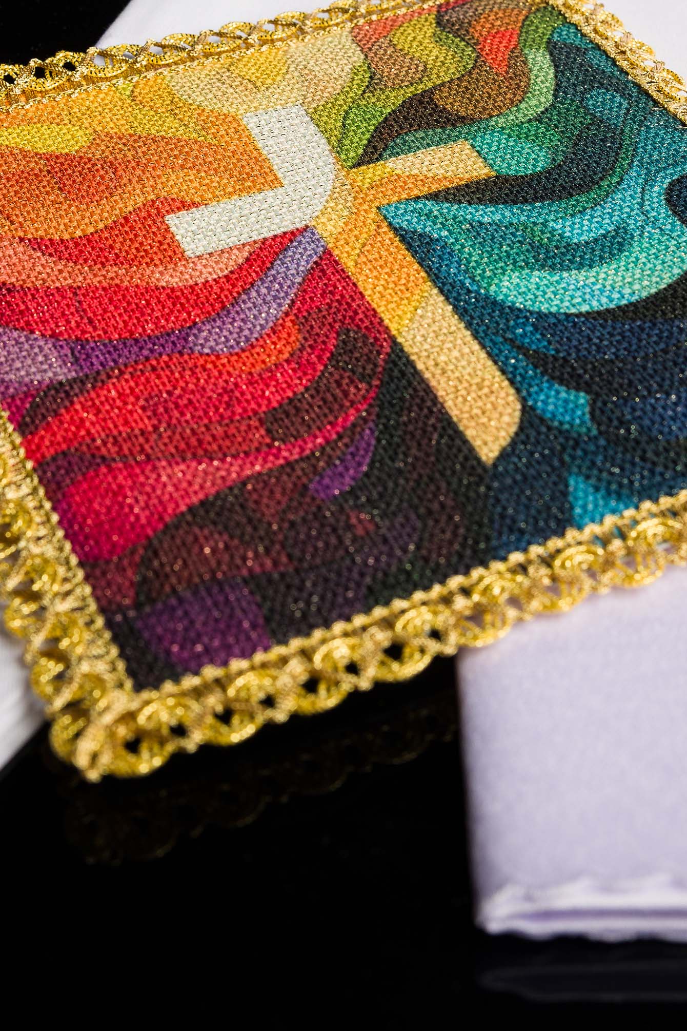 Chalice linens set with a colorful printed cross motif KOD/5005/99 - CHASUBLES.COM