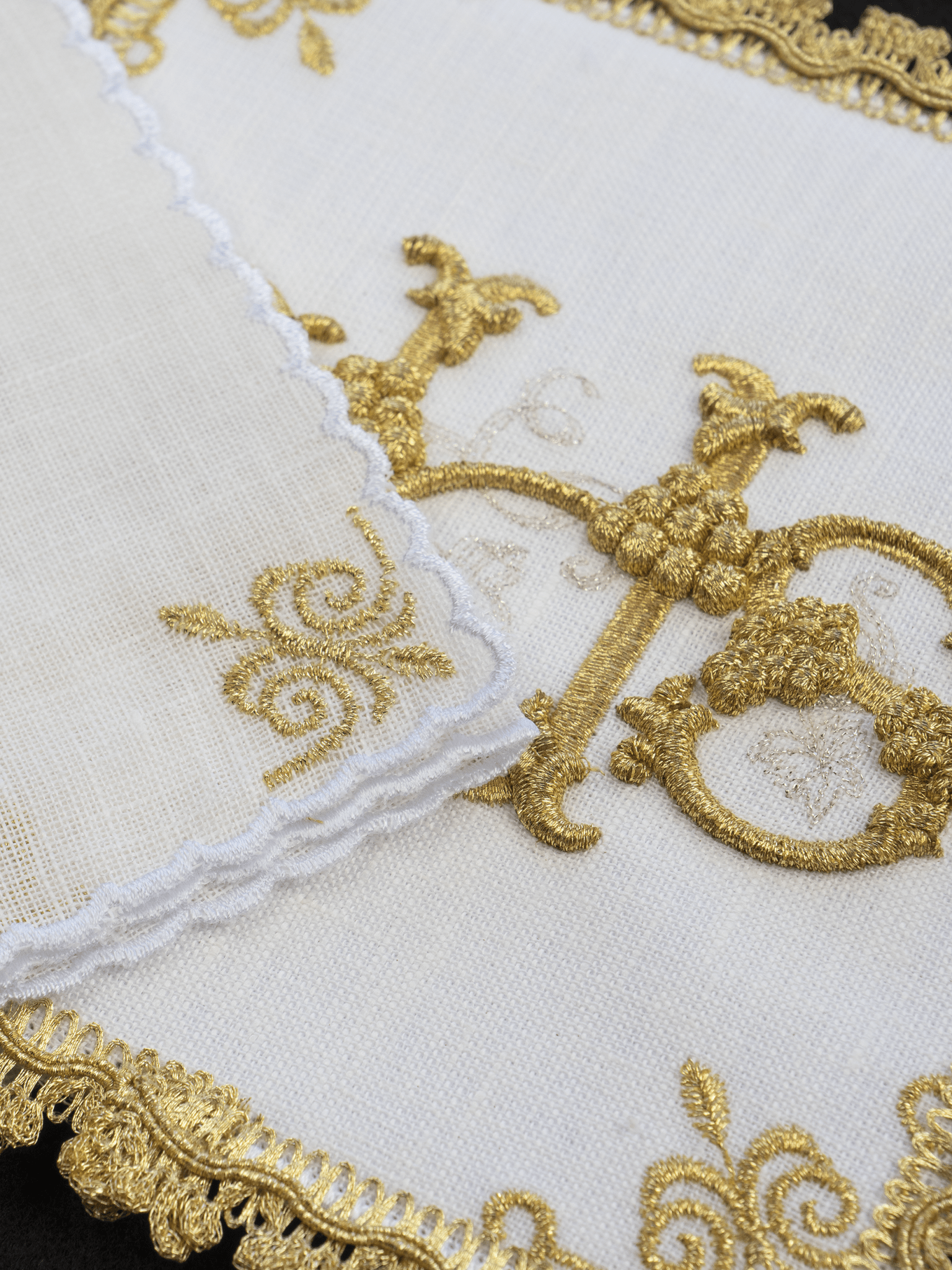 Chalice linens with embroidered IHS and grapes HA/511 HA/5011 - HAFTINAUSA.COM