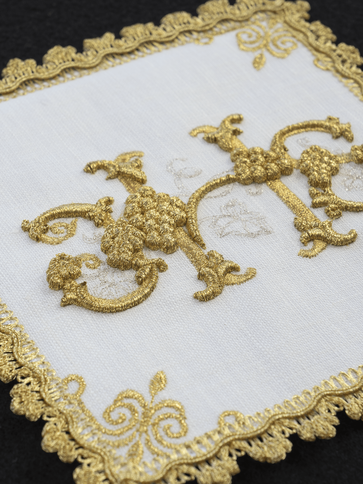 Chalice linens with embroidered IHS and grapes HA/511 HA/5011 - HAFTINAUSA.COM